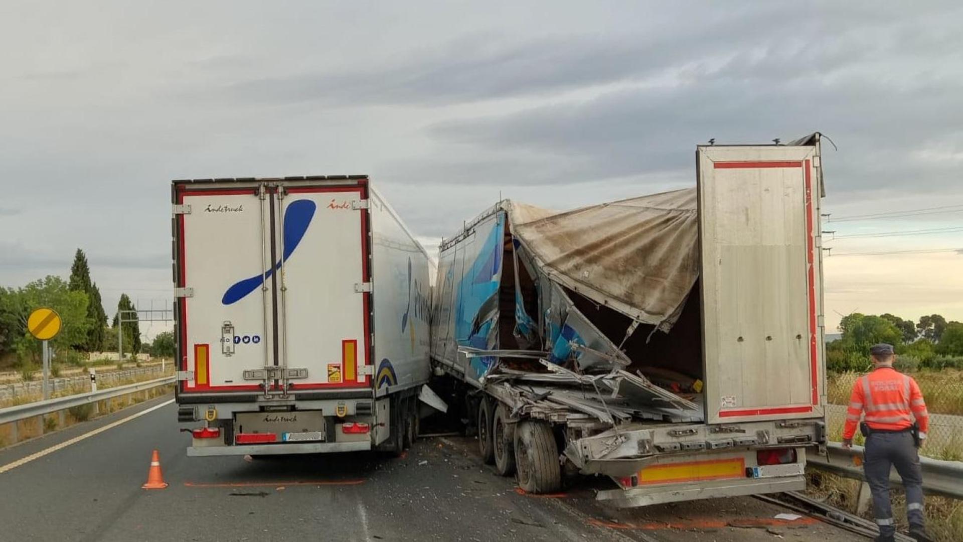Estado de los dos camiones tras el choque