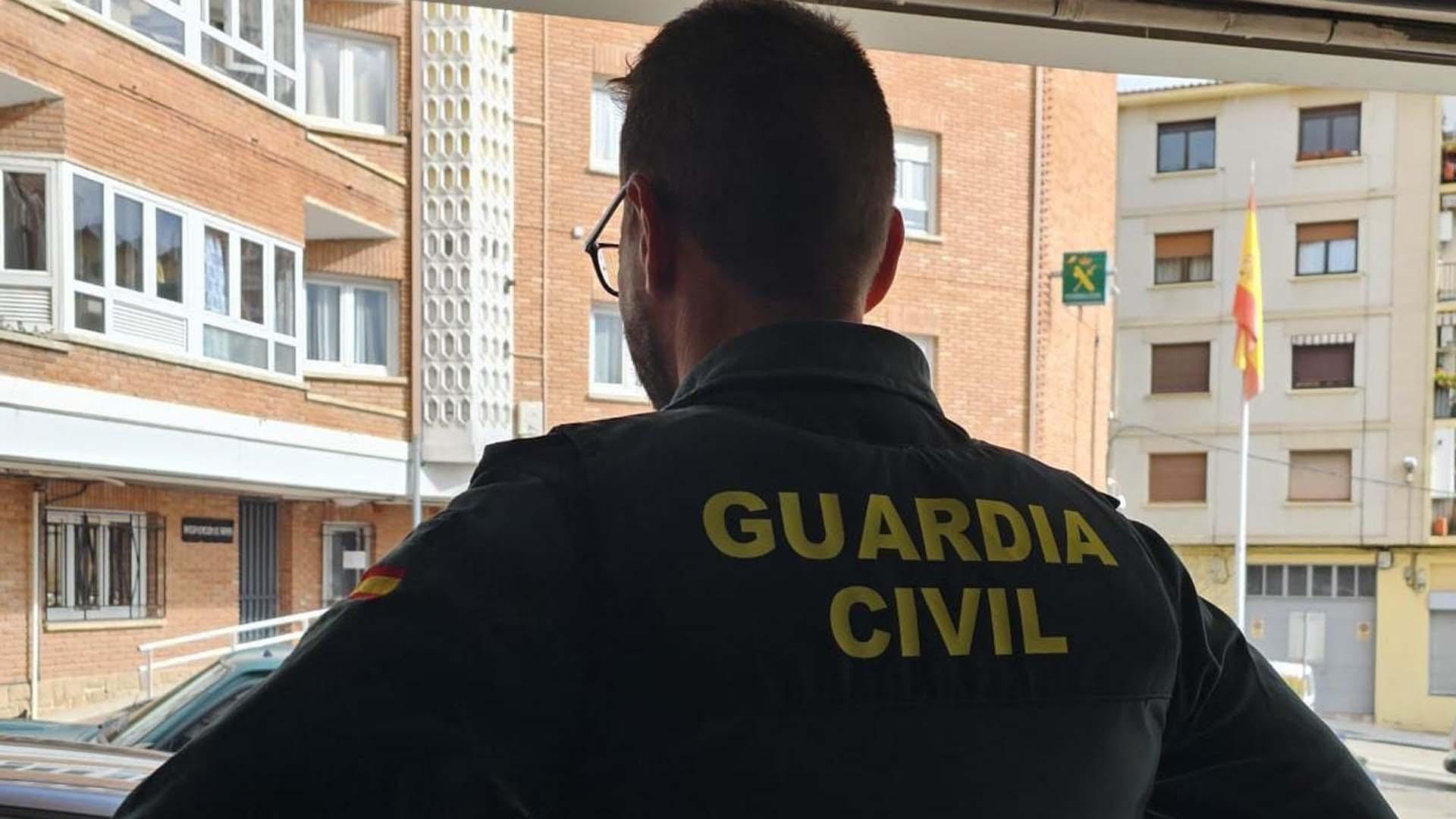 Un agente en el puesto de la Guardia Civil de Estella