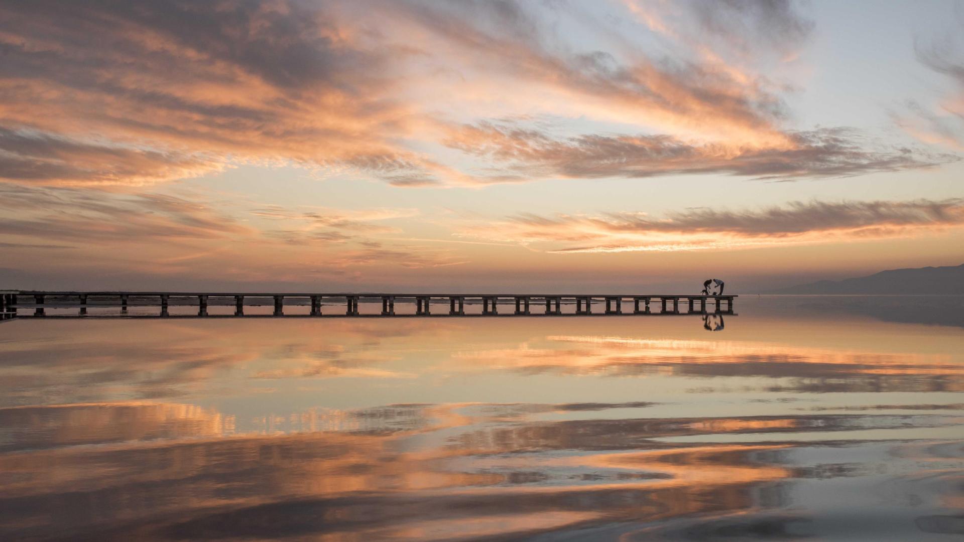 Espectaculares reflejos junto a la pasarela de la playa del Trabucador