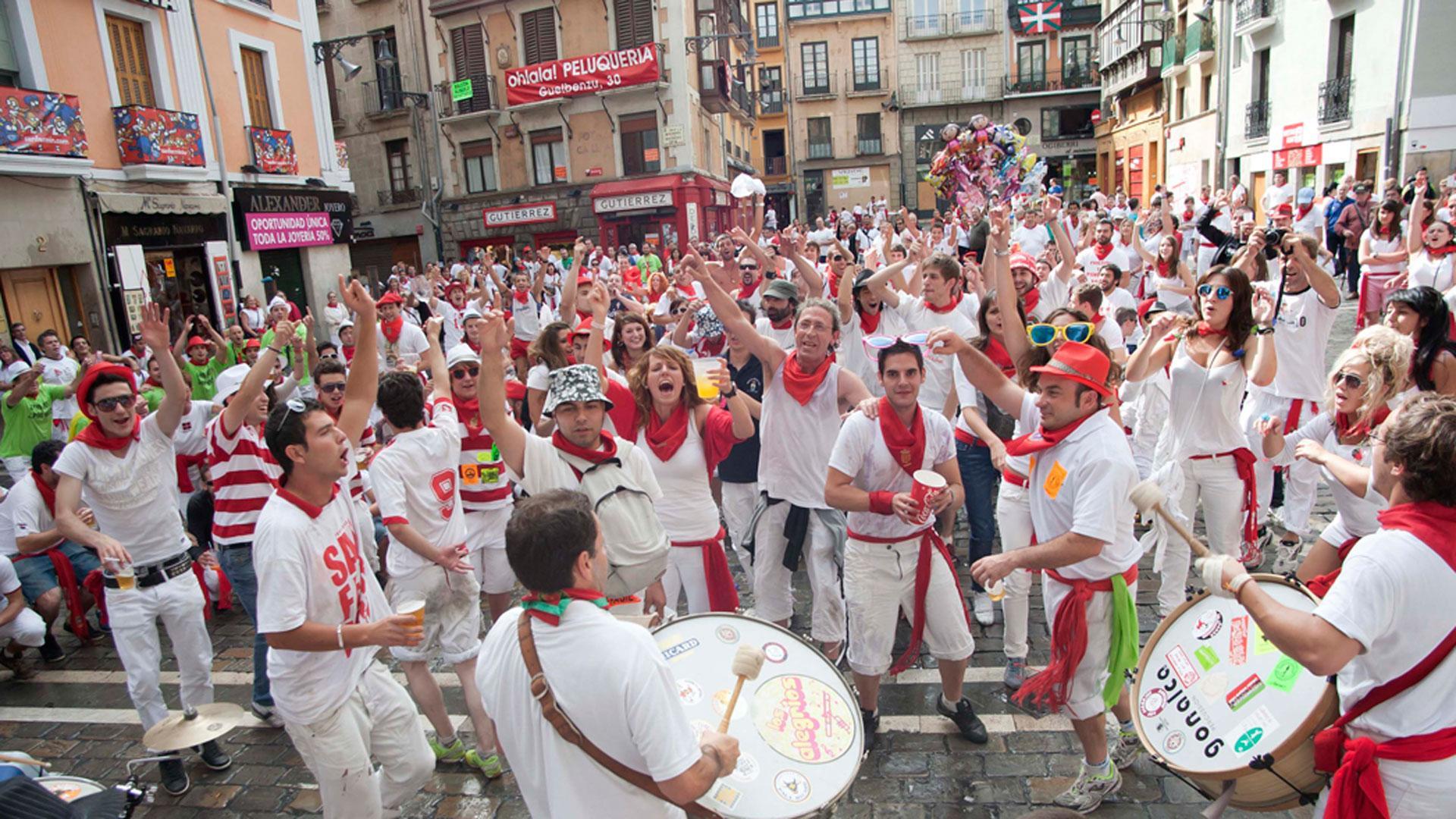 Ambiente festivo con una charanga en la plaza Consistorial de Pamplona durante las fiestas de San Fermín