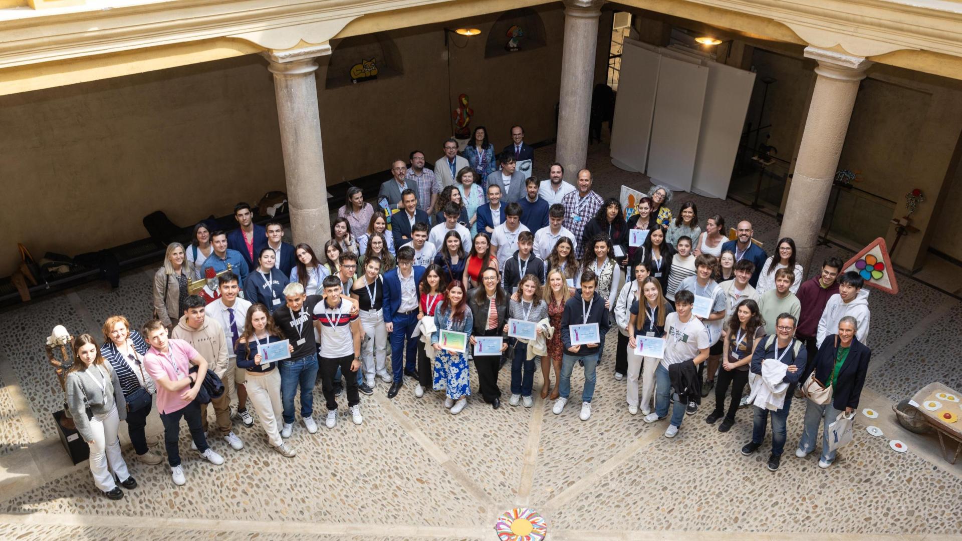 Alumnos participantes, organizadores y autoridades posaron juntos en el patio de la UNED de Tudela, sede del Congreso Urania