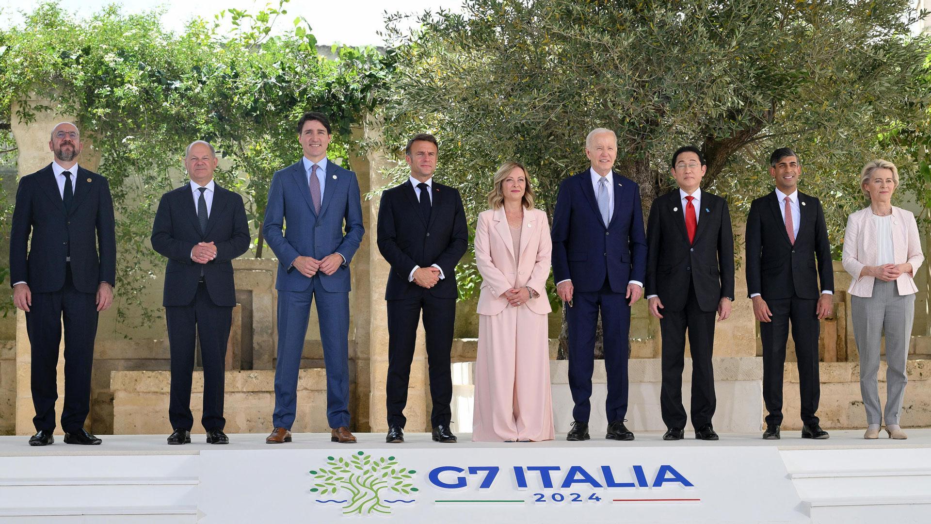El presidente del Consejo Europeo, Charles Michel; el canciller alemán, Olaf Scholz; el primer ministro canadiense, Justin Trudeau; el presidente francés, Emmanuel Macron: la primera ministra italiana, Giorgia Meloni; el presidente estadounidense, Joe Biden; el primer ministro japonés, Fumio Kishida; el primer ministro británico, Rishi Sunak; y la presidenta de la Comisión Europea, Ursula von der Leyen, posan para una fotografía de grupo durante la ceremonia de bienvenida a la cumbre del G7 en el sur de Italia