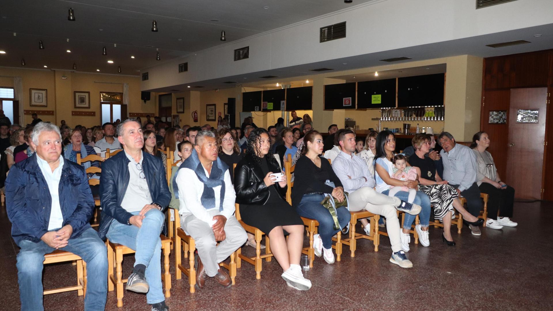 Asistentes al concierto -en primera fila, el alcalde, José Luis Sanz, y Abril con sus padres, entre otros-.