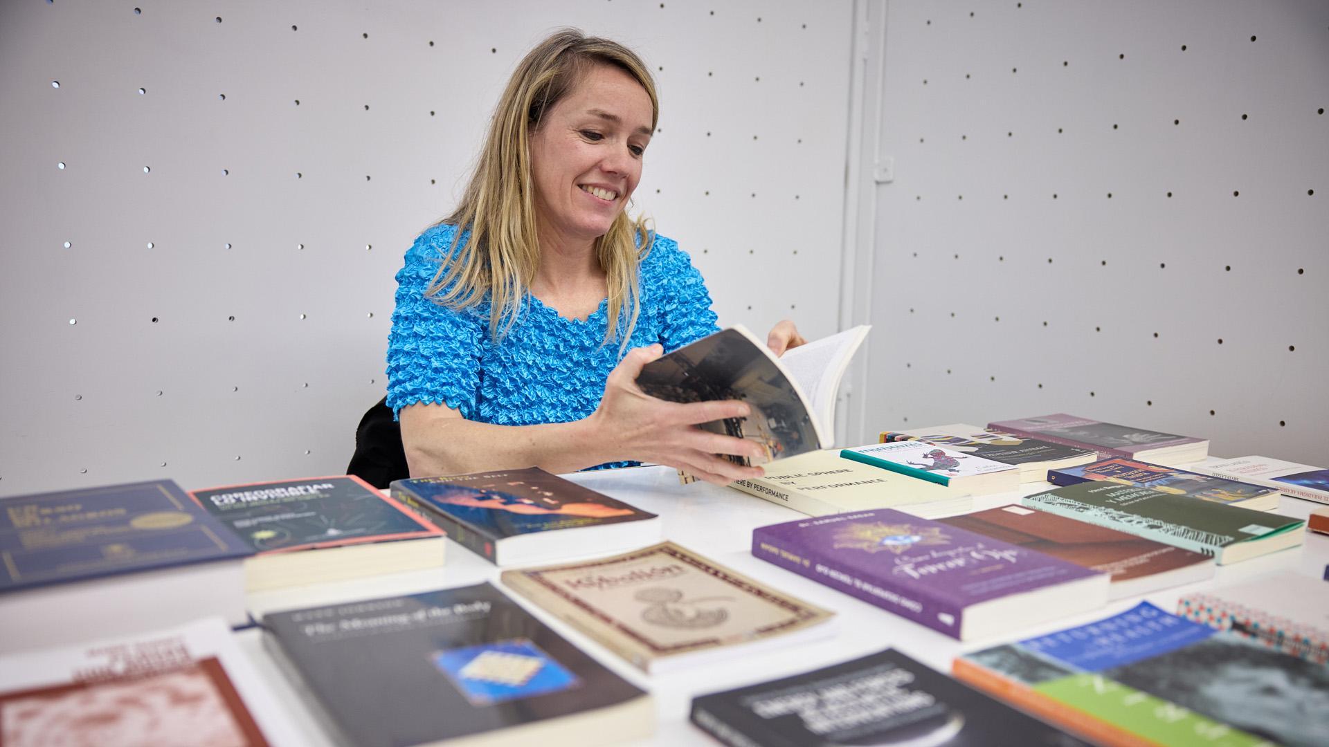 Elisa Arteta, ante lecturas para su investigación.
