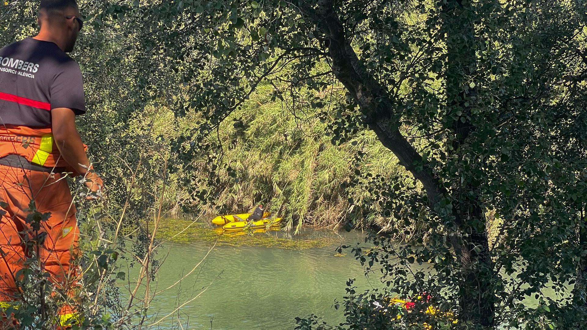 Medios de rescate y emergencia trabajaron en la búsqueda del menor que desapareció la tarde del jueves mientras se bañaba en el río Júcar, en el término de Alzira (Valencia)