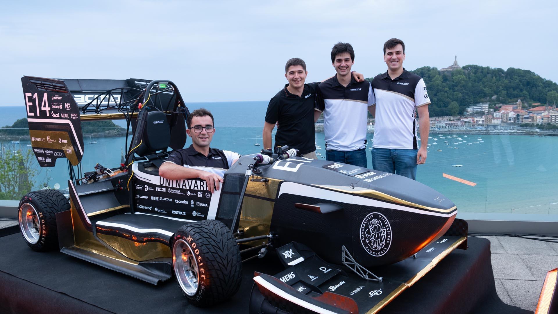 De izquierda a derecha, los alumnos navarros Diego Jabat, Miguel Oroz, Borja Gamboa y Pedro Salcedo, junto al coche que participará en la competición universitaria