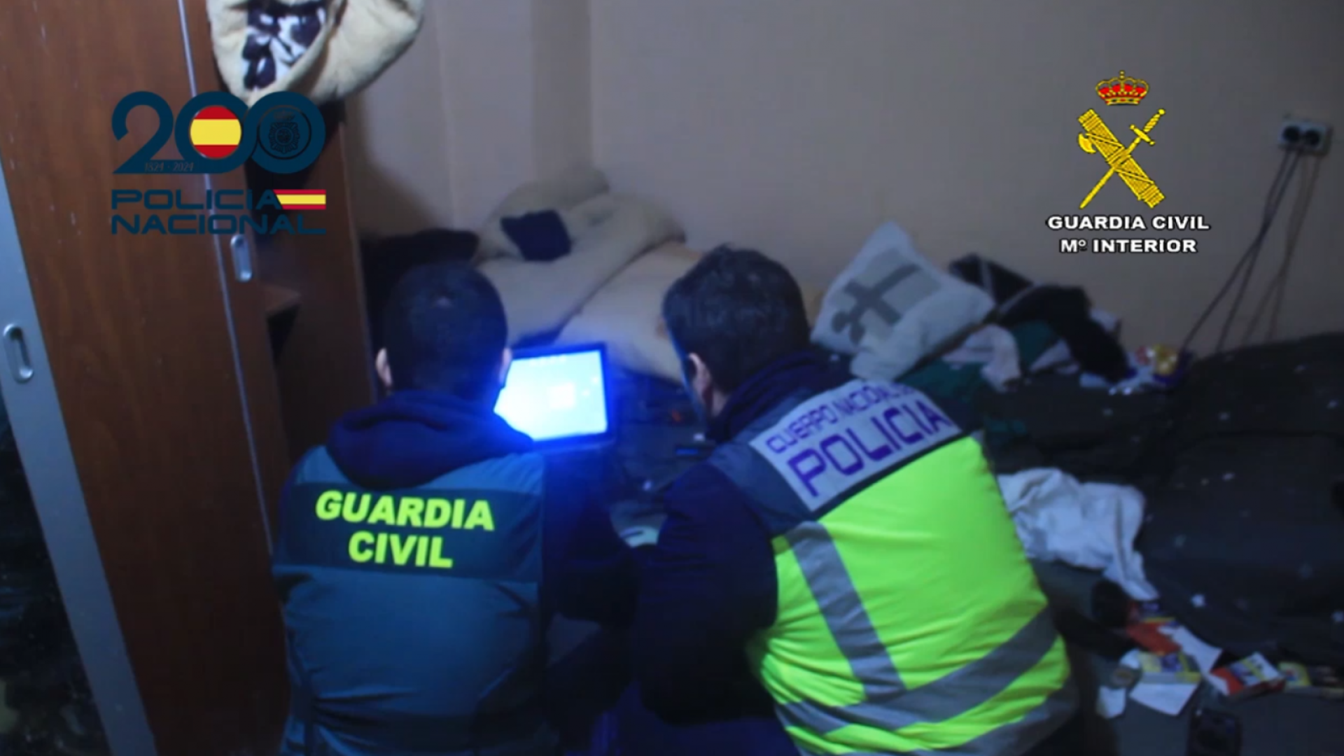 Dos de los agentes desplazados desde Navarra, durante el registro