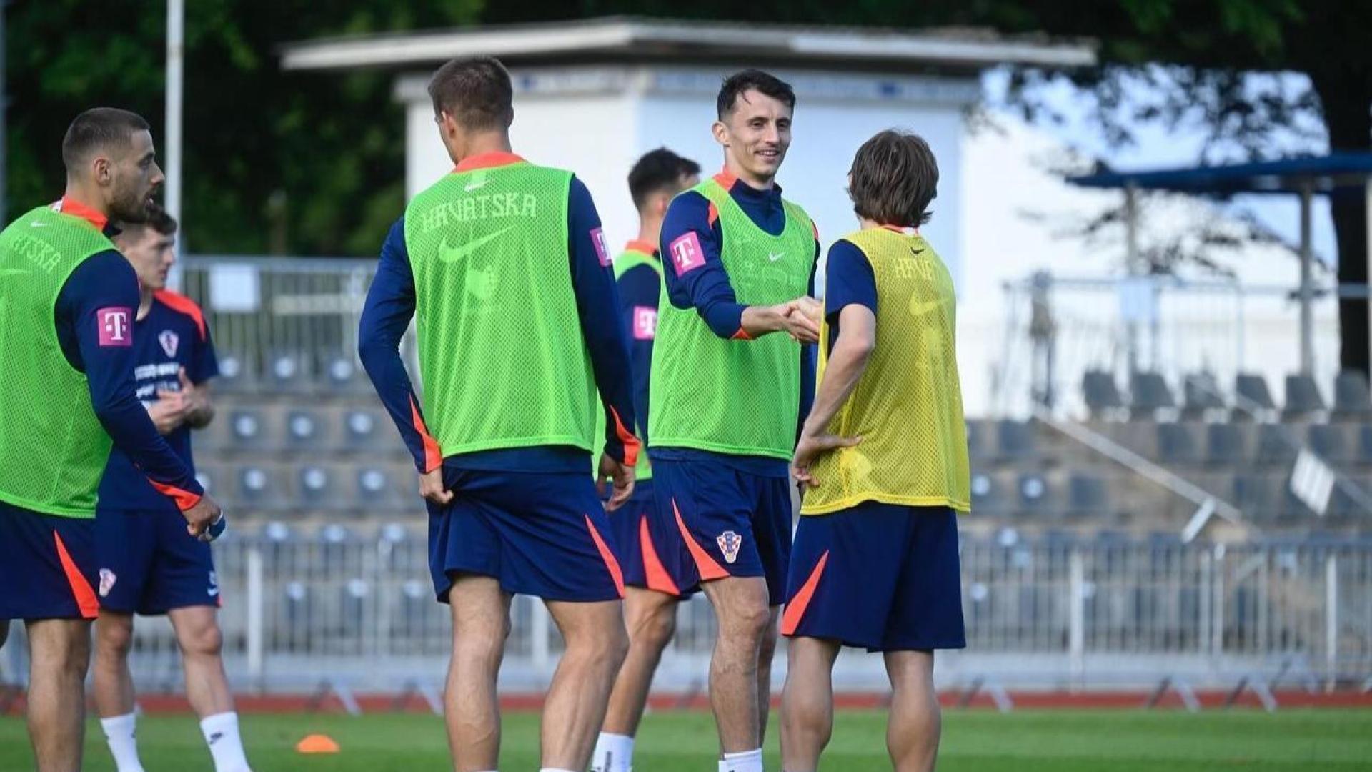 Budimir saluda a Modric en la antesala de la Eurocopa.