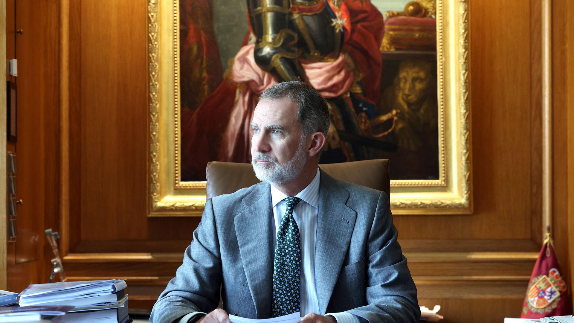 La Casa del Rey ha distribuido este sábado una galería de fotografías nuevas de Felipe VI en su despacho del Palacio de la Zarzuela con motivo de la conmemoración del décimo aniversario de su reinado