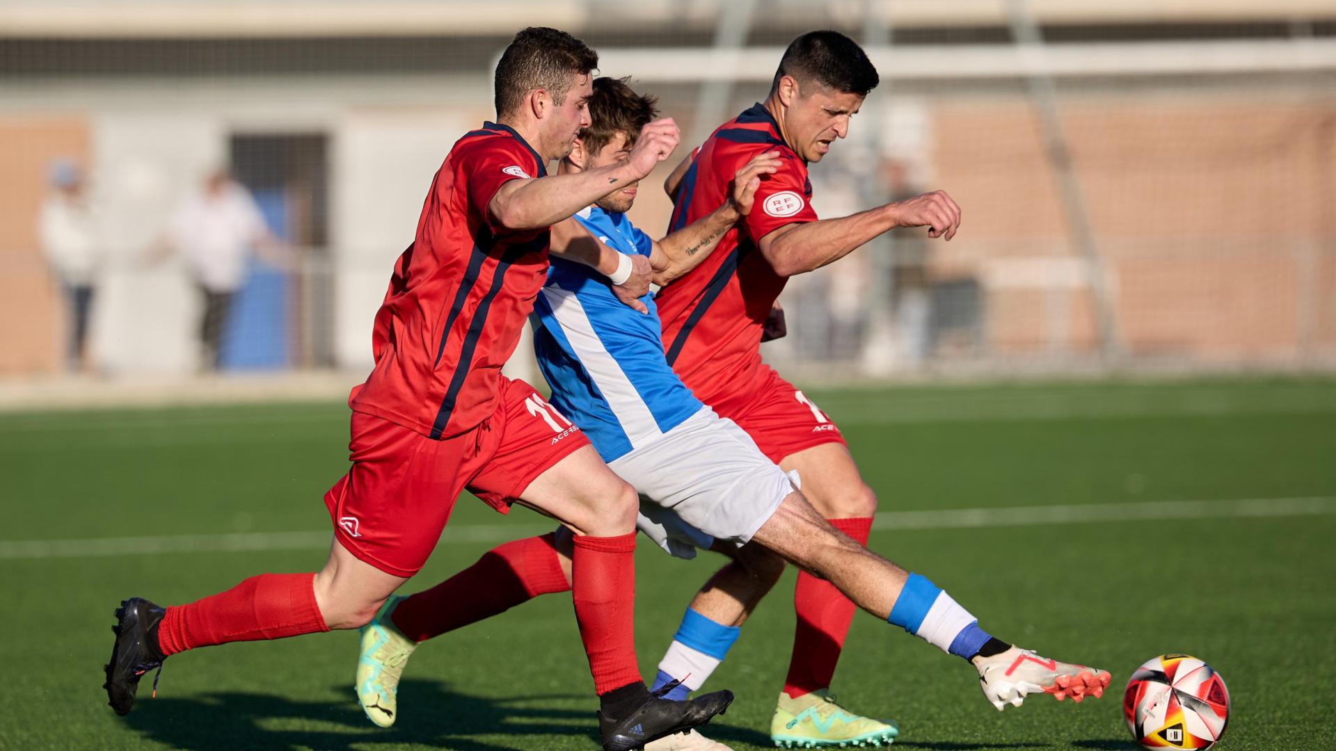 Jon Astigarraga, del Ardoil, es defendido por dos jugadores del Andiano ayer durante la primera parte del primer encuentro del playoff por el ascenso a Segunda RFEF