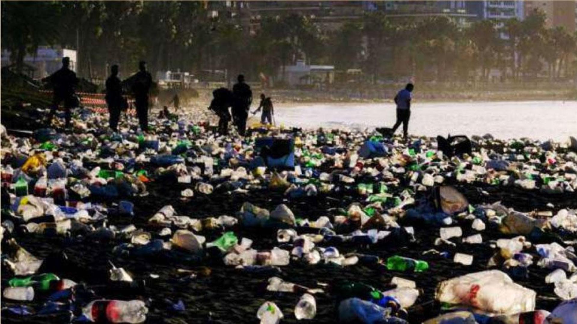 Plásticos en la arena tras la noche de San Juan en Málaga