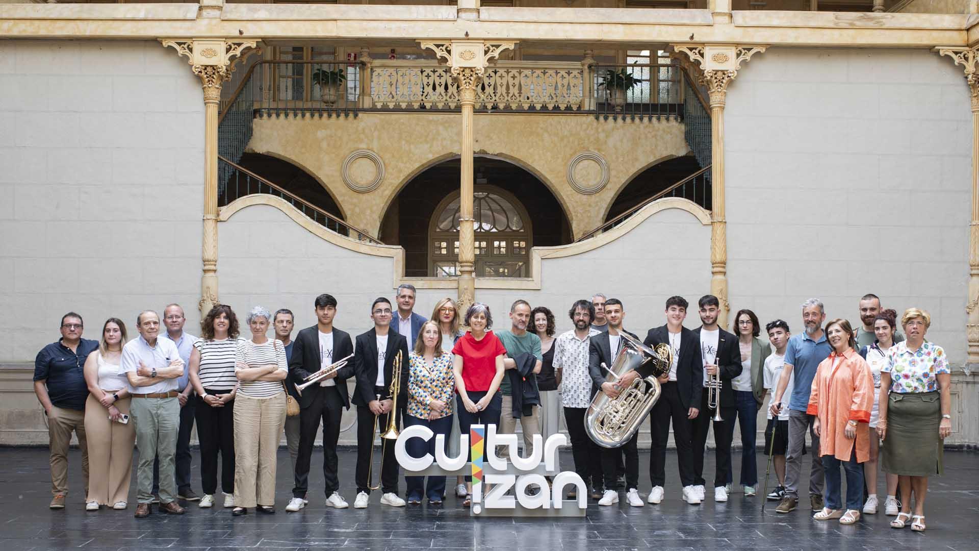 La consejera Rebeca Esnaola, el director general de Cultura, Ignacio Apezteguía, y la directora de Servicio de Museos, Susana Irigaray, junto a los comisarios y participantes de Cultur-Izan.