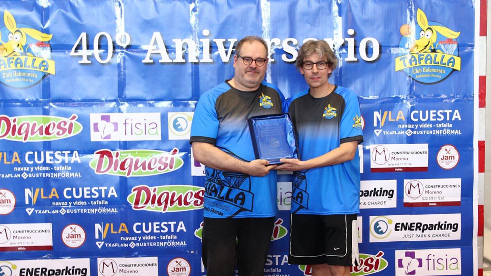 Octavio Galán recibió su placa de manos de Óscar Oca