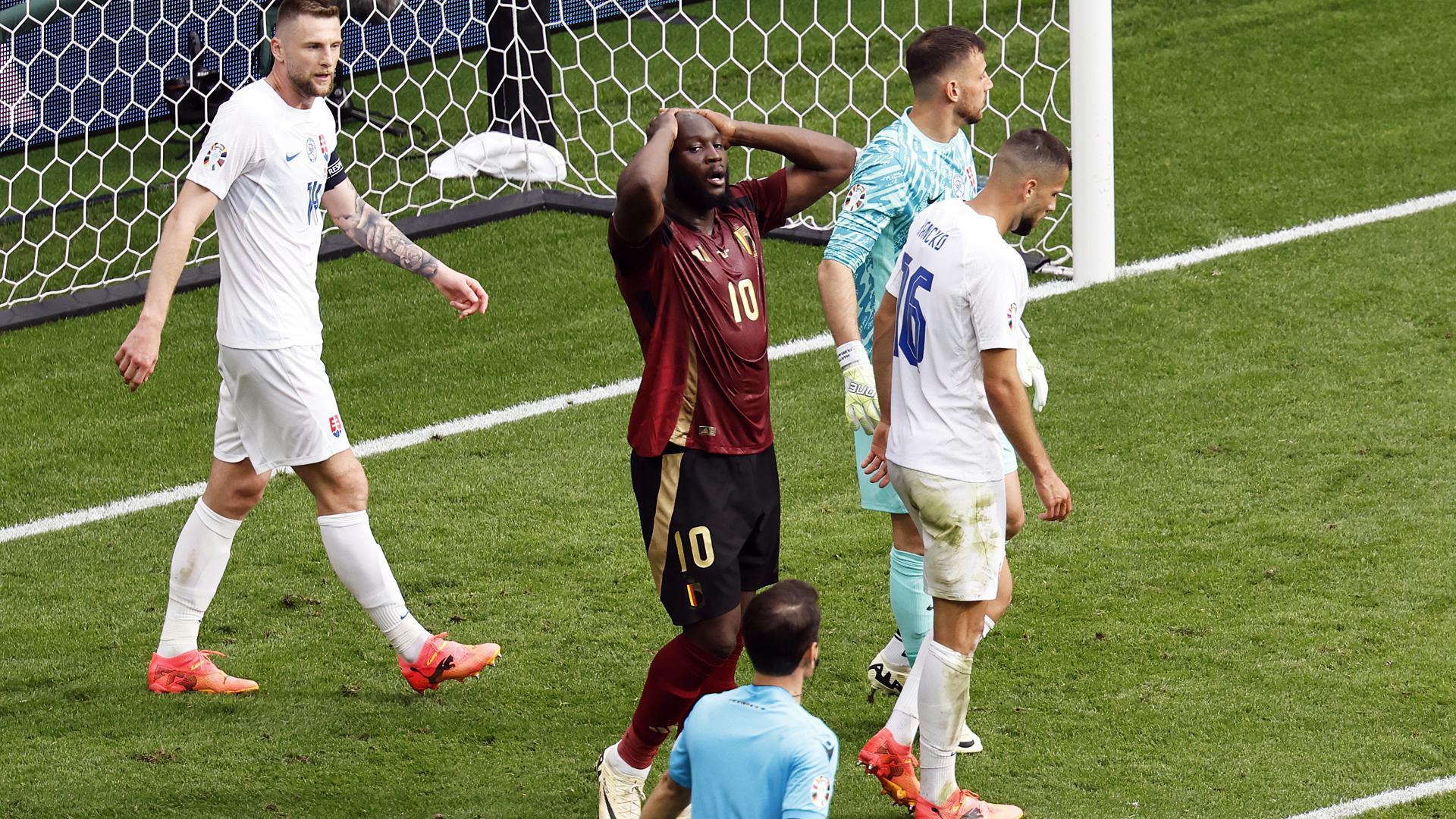 Romelu Lukaku se lamenta tras fallar una de las ocasiones que tuvo contra Eslovaquia