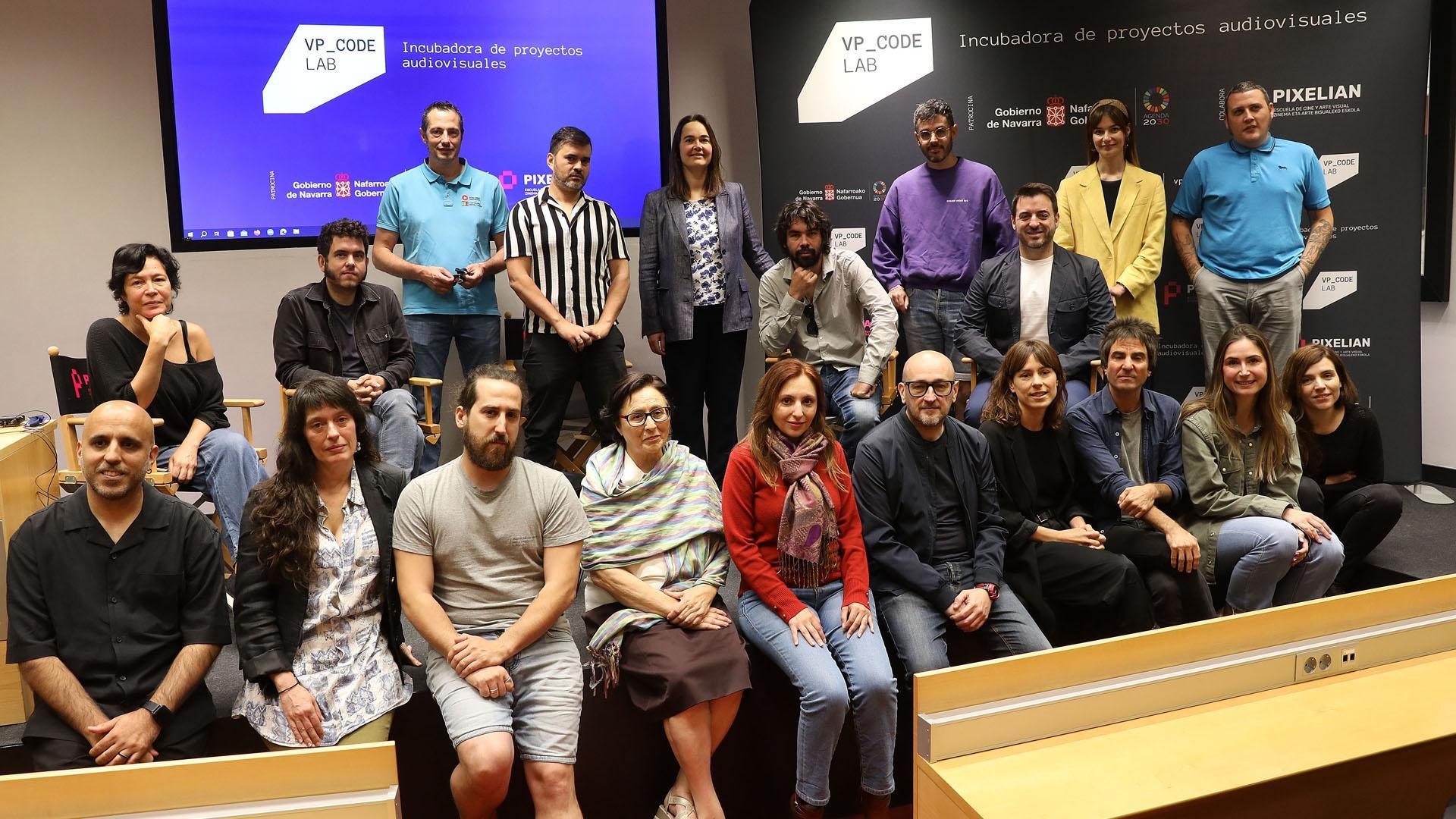 Organizadores, mentores e integrantes de los cuatro equipos en la presentación de este lunes