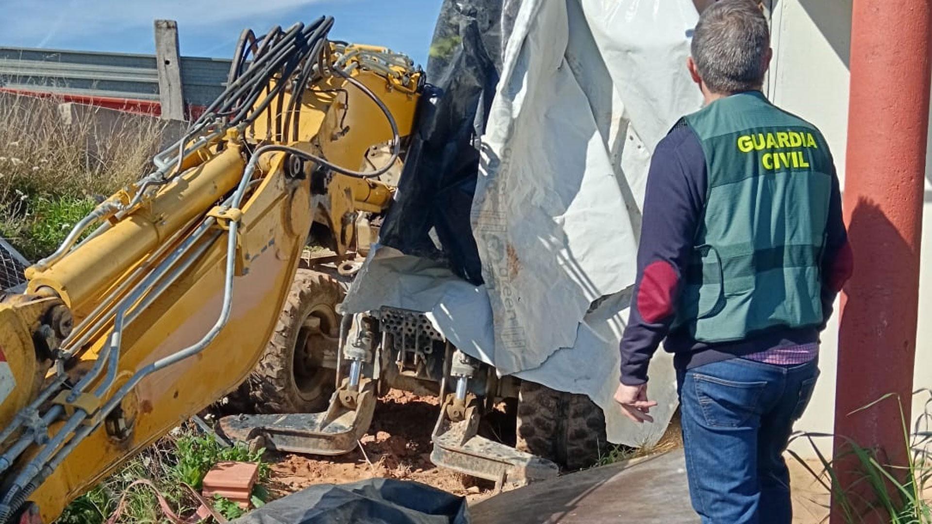 La retroexcavadora robada en Oroz-Betelu se encontraba en buen estado y oculta con unos plásticos en una finca de Alfaro (La Rioja)