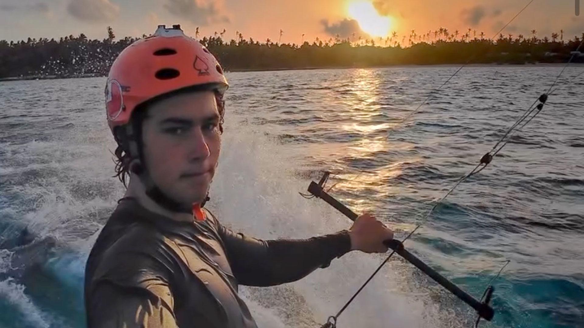 El kitesurfista Jackson James Rice durante uno de sus entrenamiento
