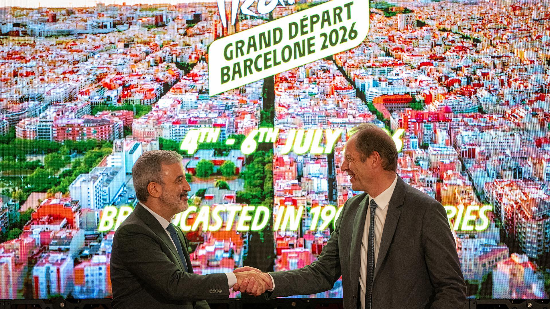 El alcalde de Barcelona, Jaume Collboni (izda.) y el director general del Tour de Francia, Christian Prudhomme (dcha.), se dan la mano durante el anuncio de la salida del Tour de Francia 2026 en Barcelona