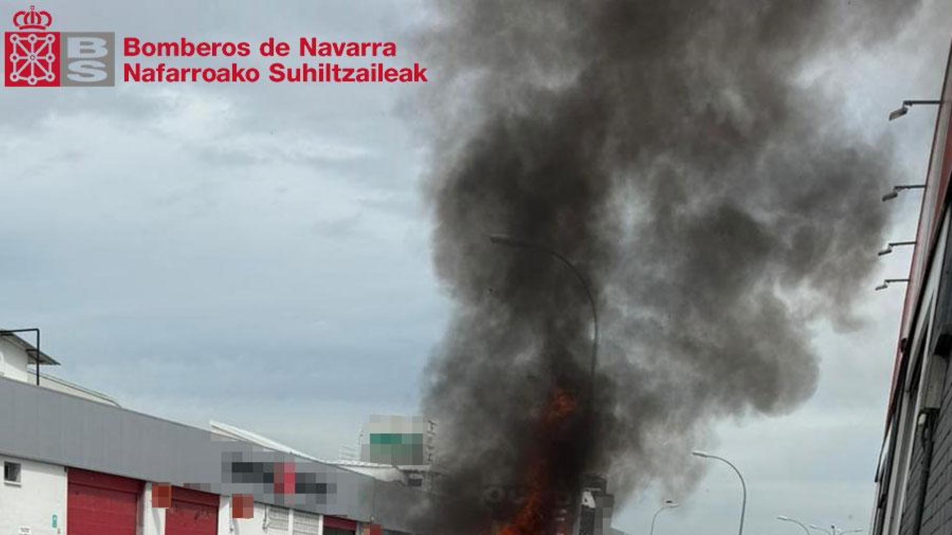 Imagen del vehículo ardiendo en el polígono de Mutilva