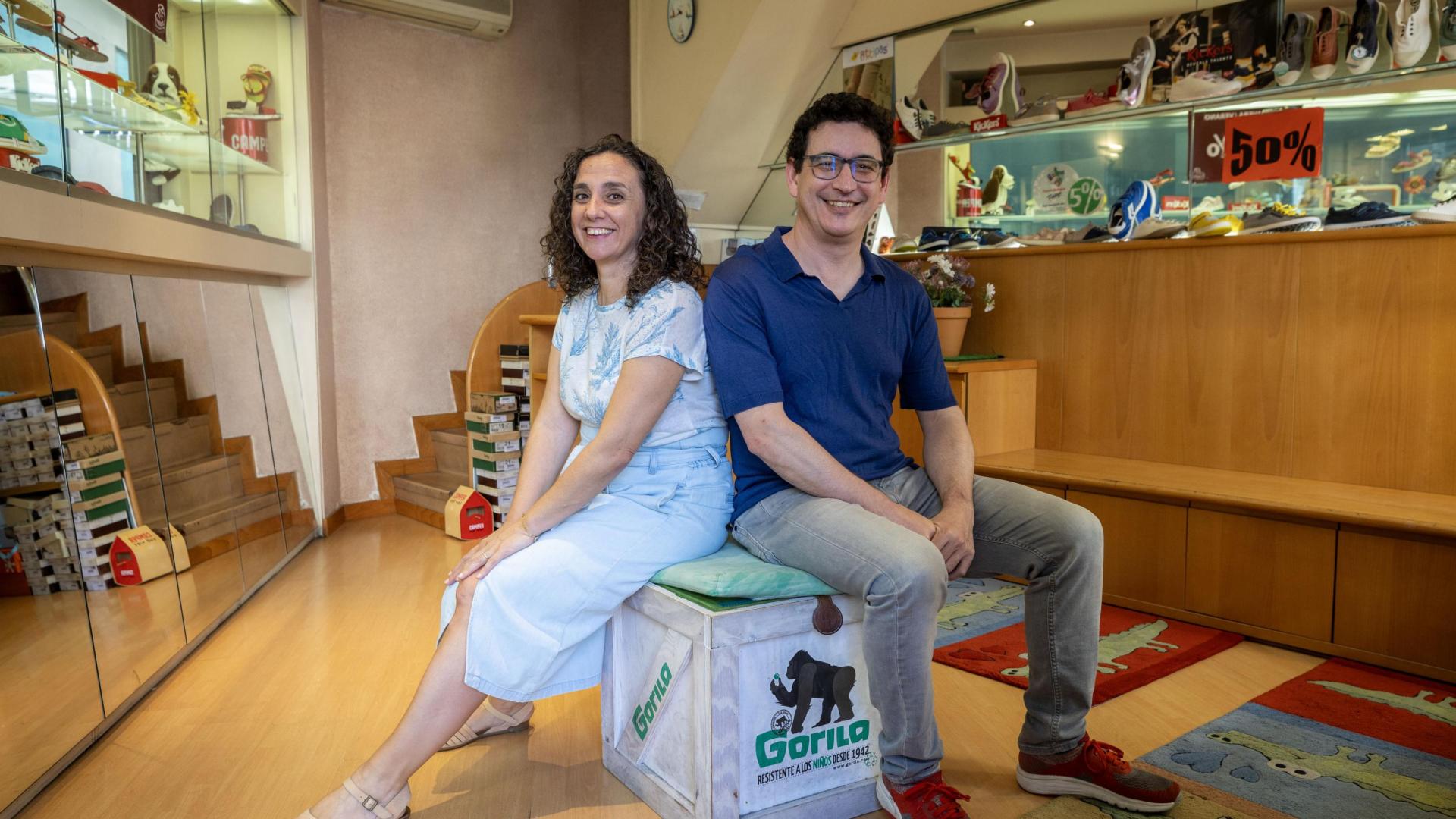 Cristina García Linarejos y Patxi Pérez Artieda, en La Infantil, en la calle San Saturnino número 1