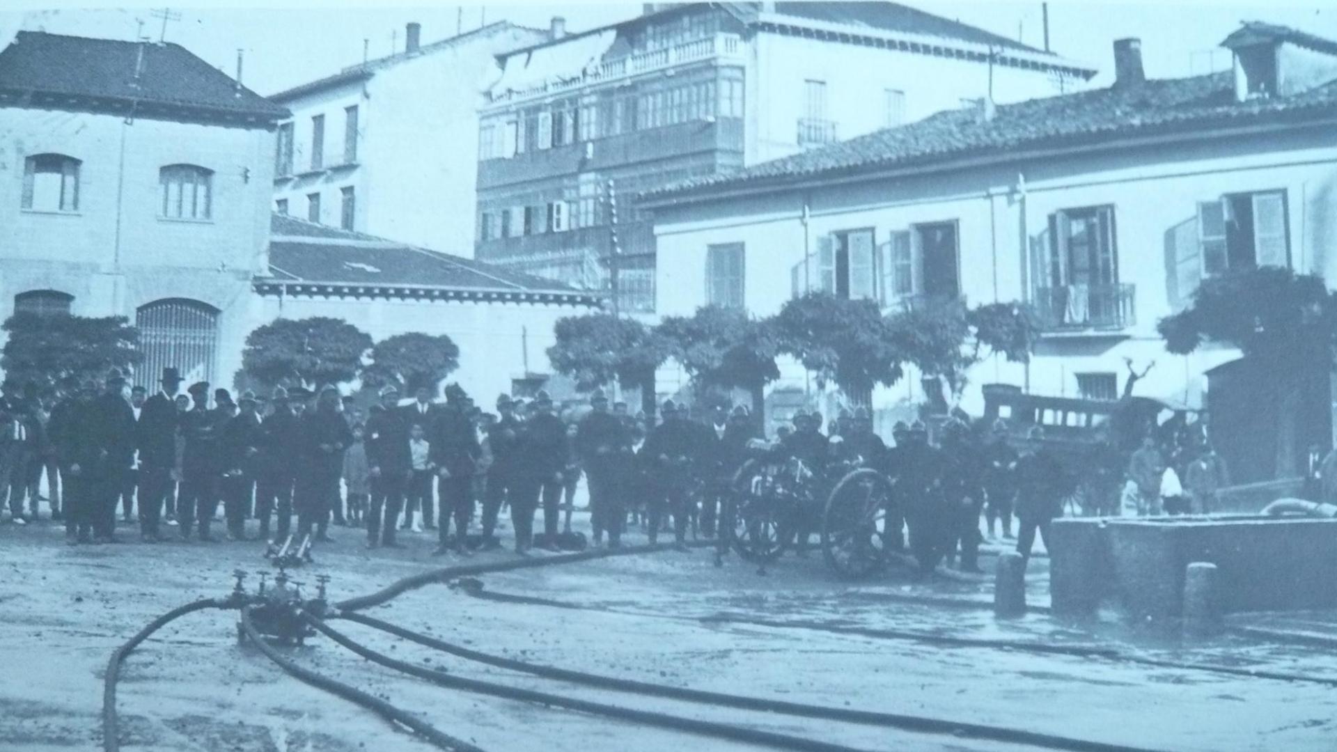 Ejercicios de los bomberos en la Plaza del Vínculo