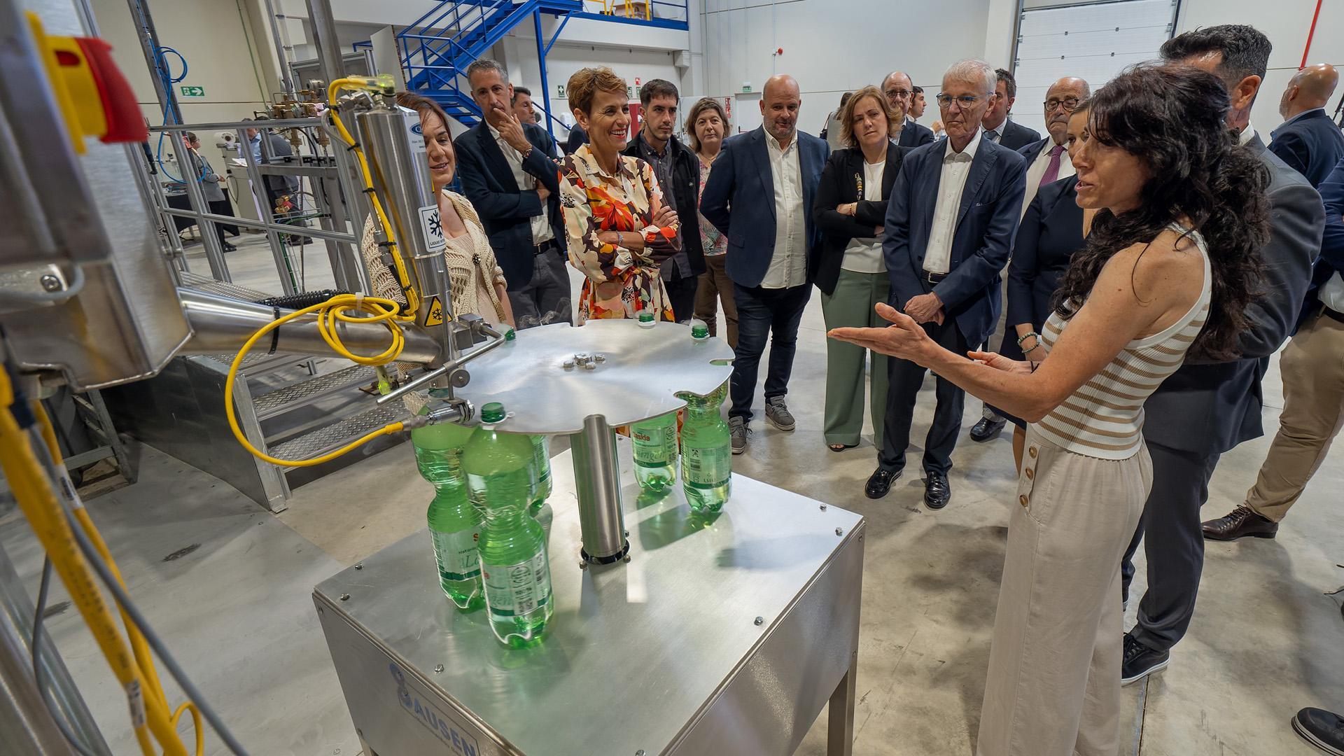 Un momento de la visita a la planta en la que se explicaron las diferentes líneas de envasado de gases