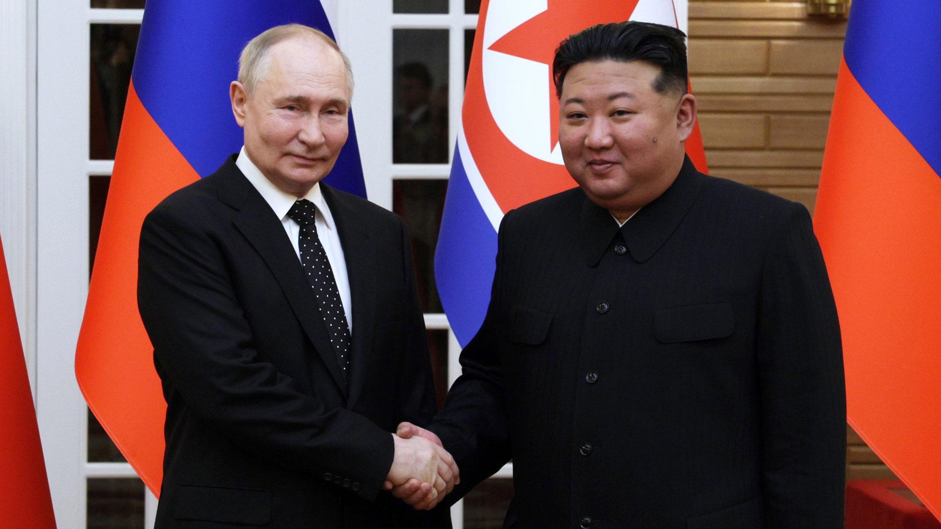 El presidente ruso, Vladímir Putin, estrecha la mano del líder de Corea del Norte, Kim Jong-un