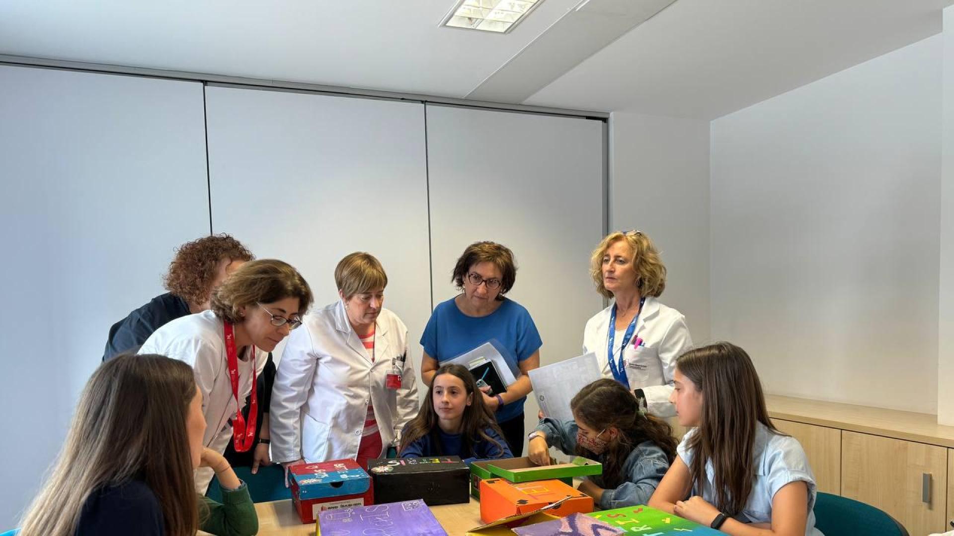Representantes del alumnado de 5º y 6º de Primaria del colegio Público Juan Bautista Irurzun de Peralta se acercó al Hospital de Navarra para donar los juegos