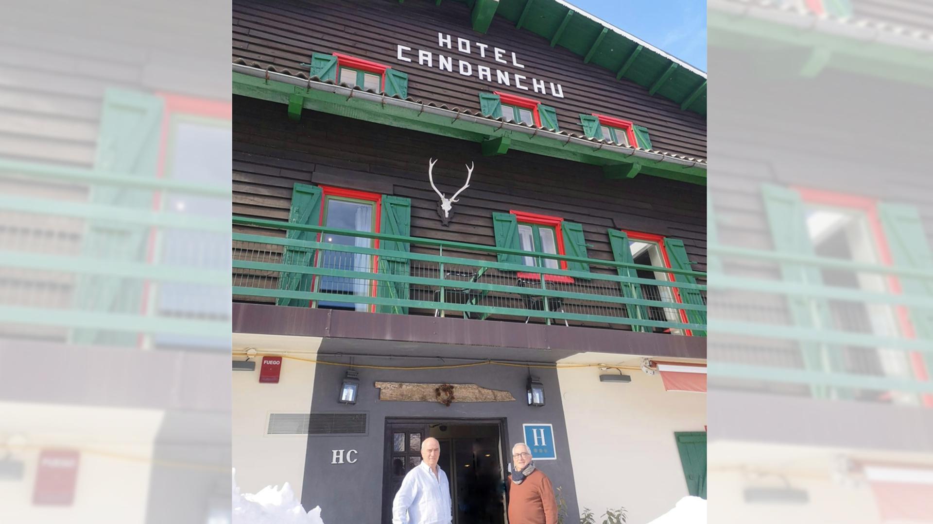 Los hermanos Alfredo (izquierda) y Javier Landa, delante del hotel Candanchú