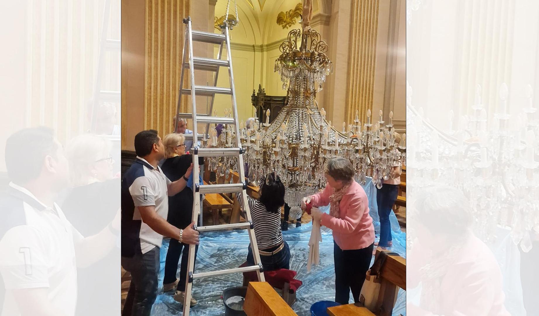 Vídeo con el alzado de la lámpara de la capilla de San Fermín tras su limpieza