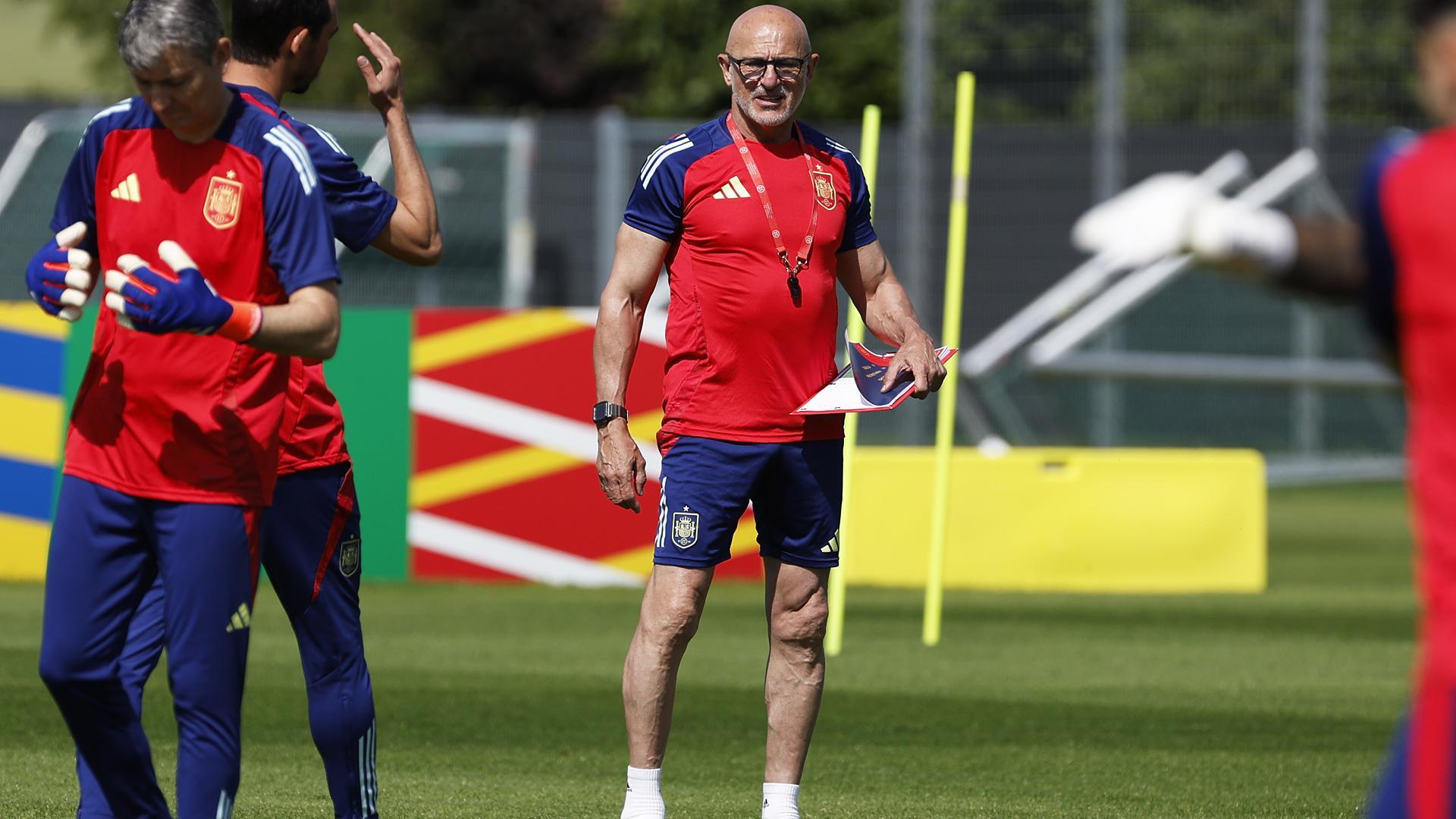 Luis de la Fuente dirige el entrenamiento de este miércoles 19 de junio en Donaueschingen