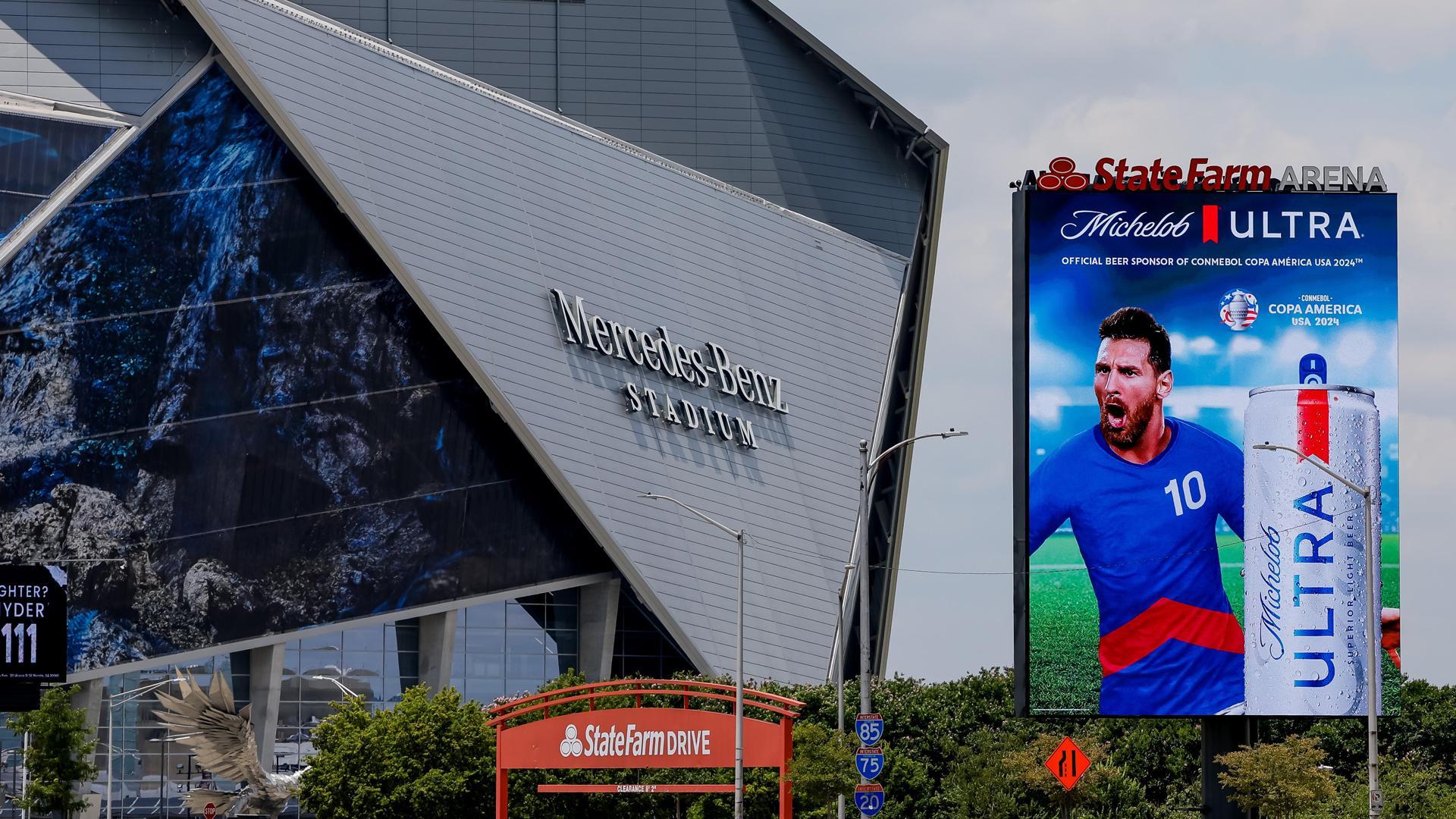 Anuncio electrónico con Leo Messi en el exterior del Mercedes-Benz Stadium de Atalanta, una de las sedes de la Copa América