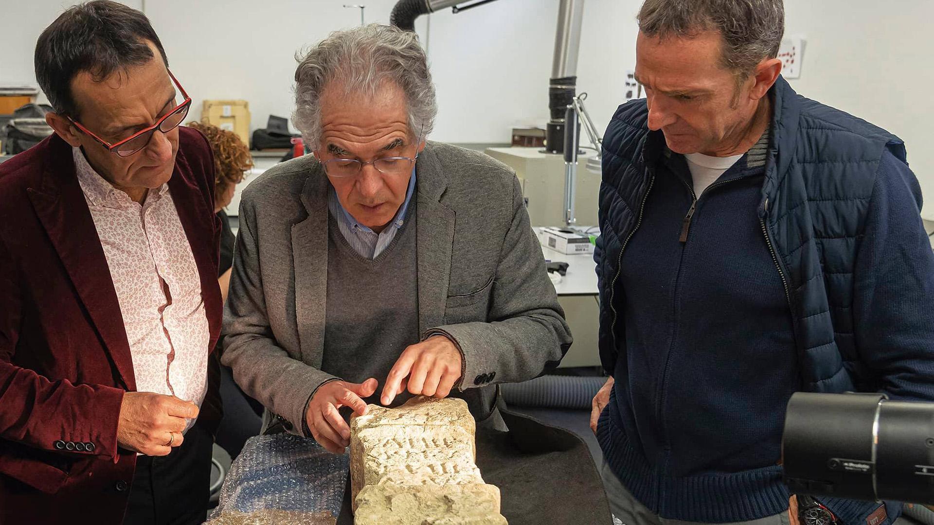 Desde la izda., el epigrafista Javier Velaza, el lingüista Joaquín Gorrotxategi y el arqueólogo Juantxo Agirre, con el ara de Larunbe