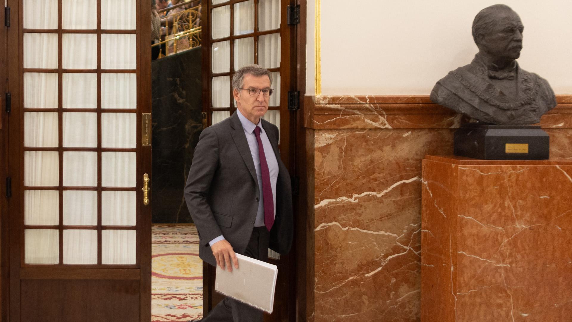 El líder del PP, Alberto Núñez Feijóo, sale de una sesión de control al Gobierno, en el Congreso de los Diputados