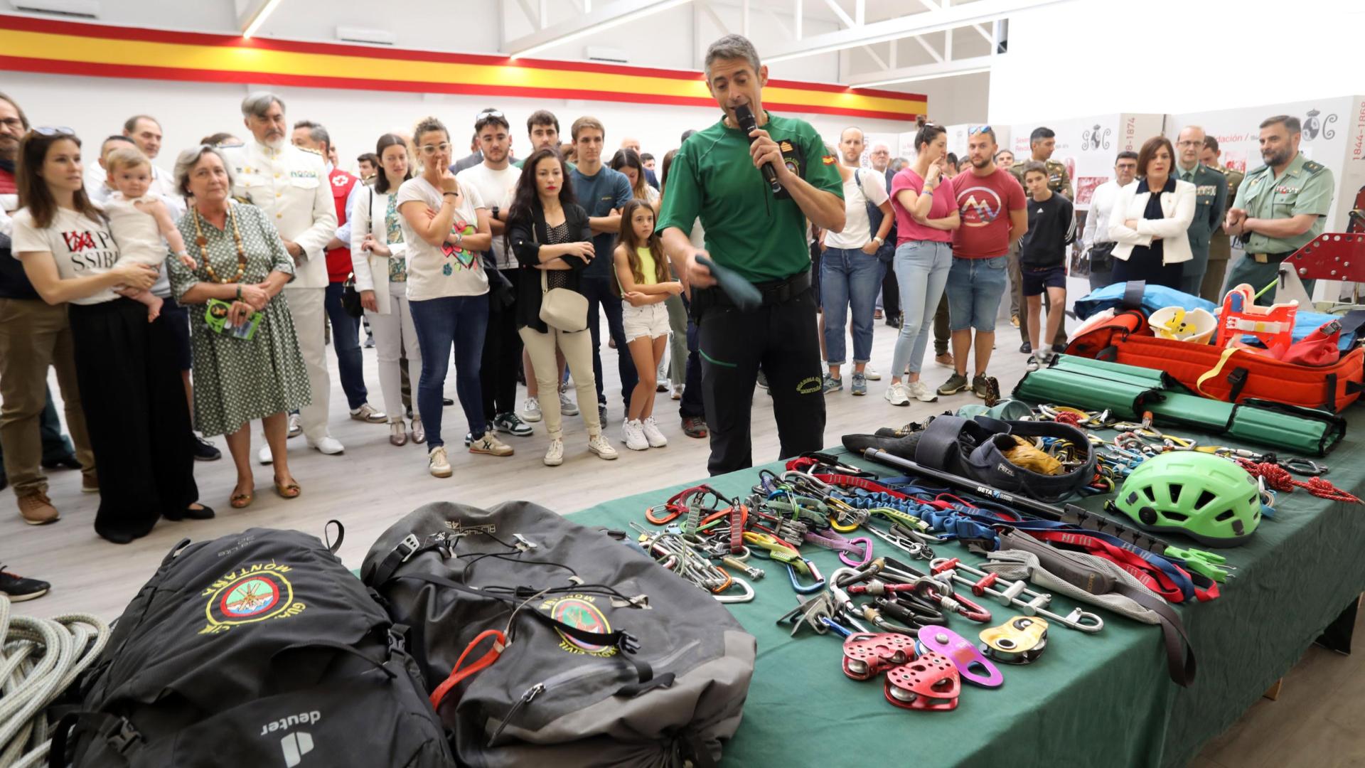 Exposición del material del GREIM en la comandancia de Guardia Civil de Navarra