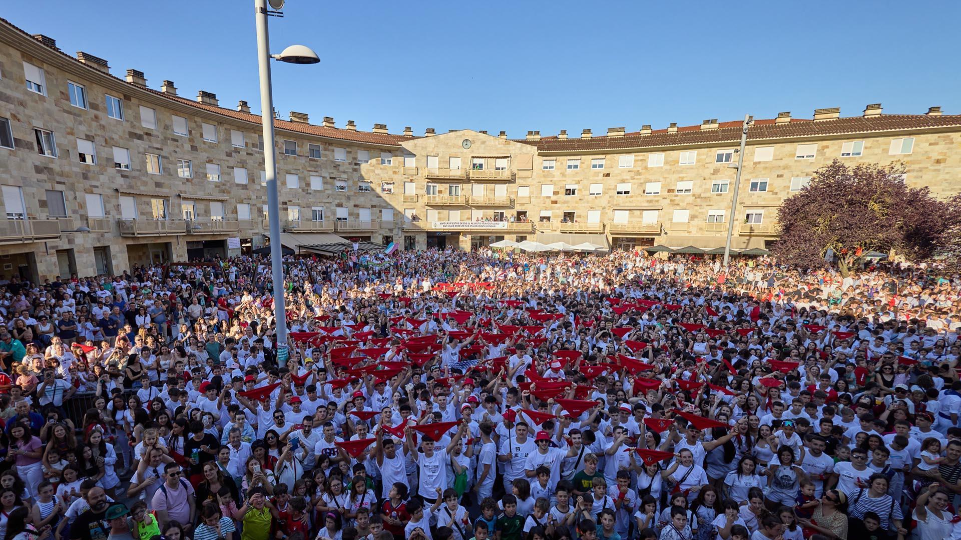 Fotos del chupinazo de las fiestas de Mutilva 2024.