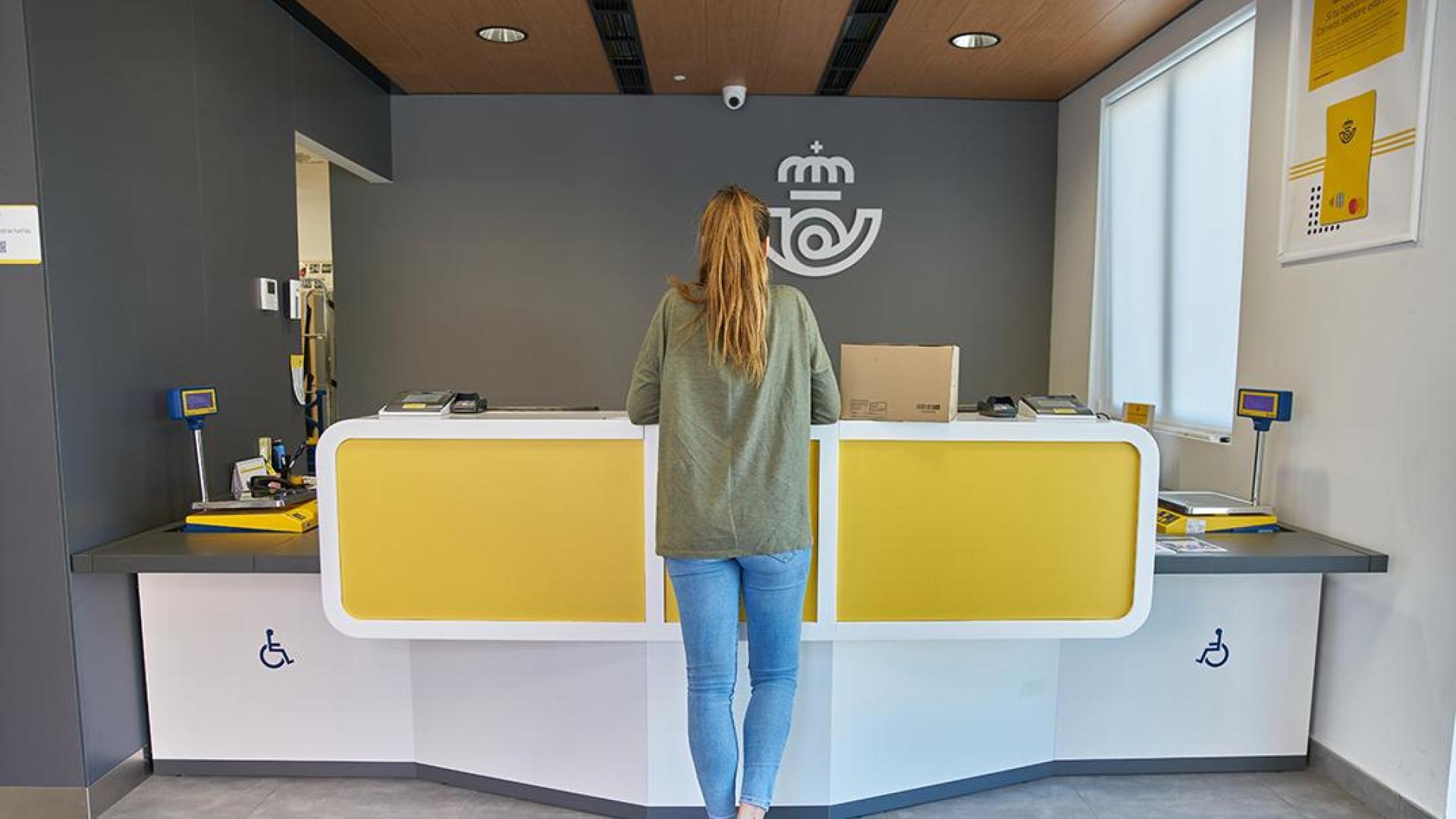 Las oficinas de Correos tienen más funciones que las de enviar paquetería