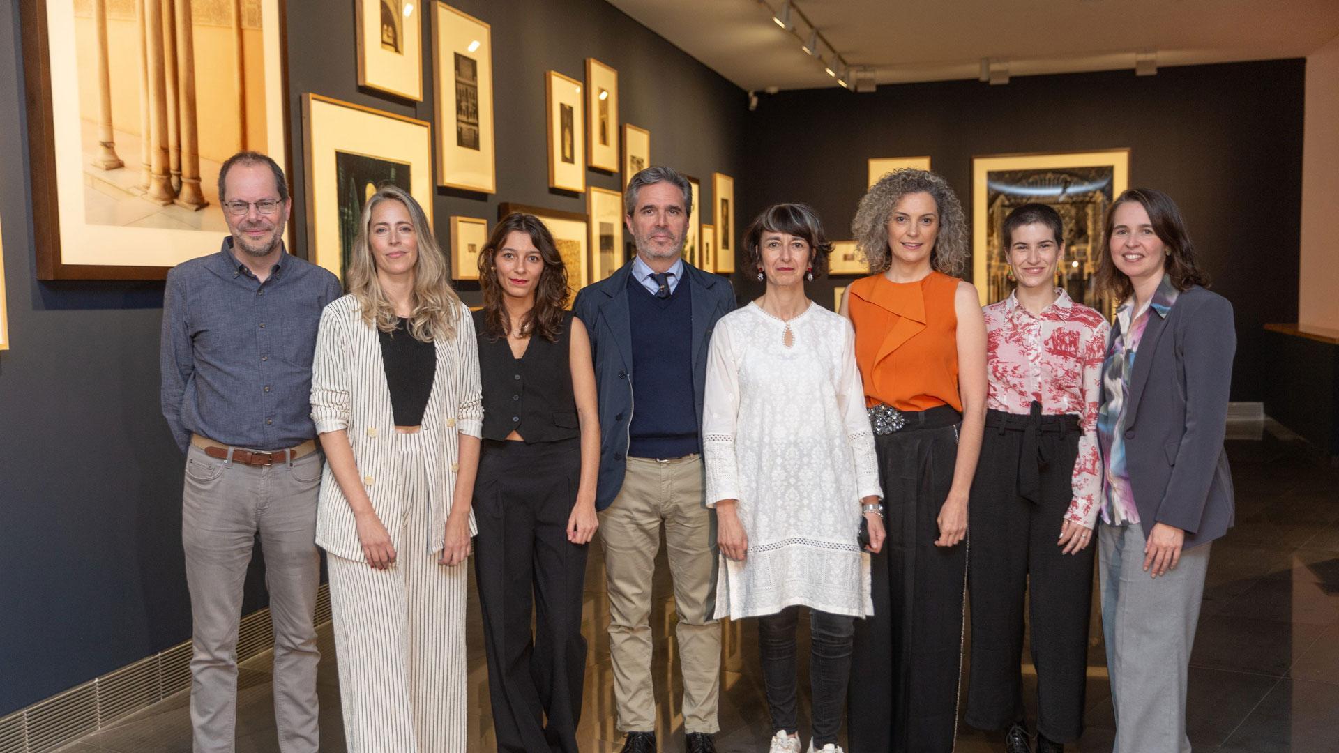 Las comisarias de le exposición, junto a la directora del máster, y a los directores de su trabajo de fin de máster, María Aguilera y Gabriel Pérez - Barreiro