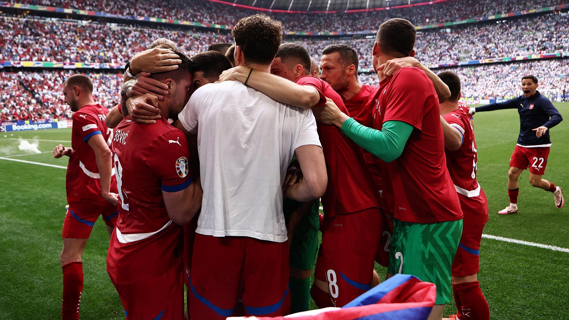 Los serbios celebran el tanto de Jovic en el minuto 95 que les permitía seguir vivos en la Eurocopa