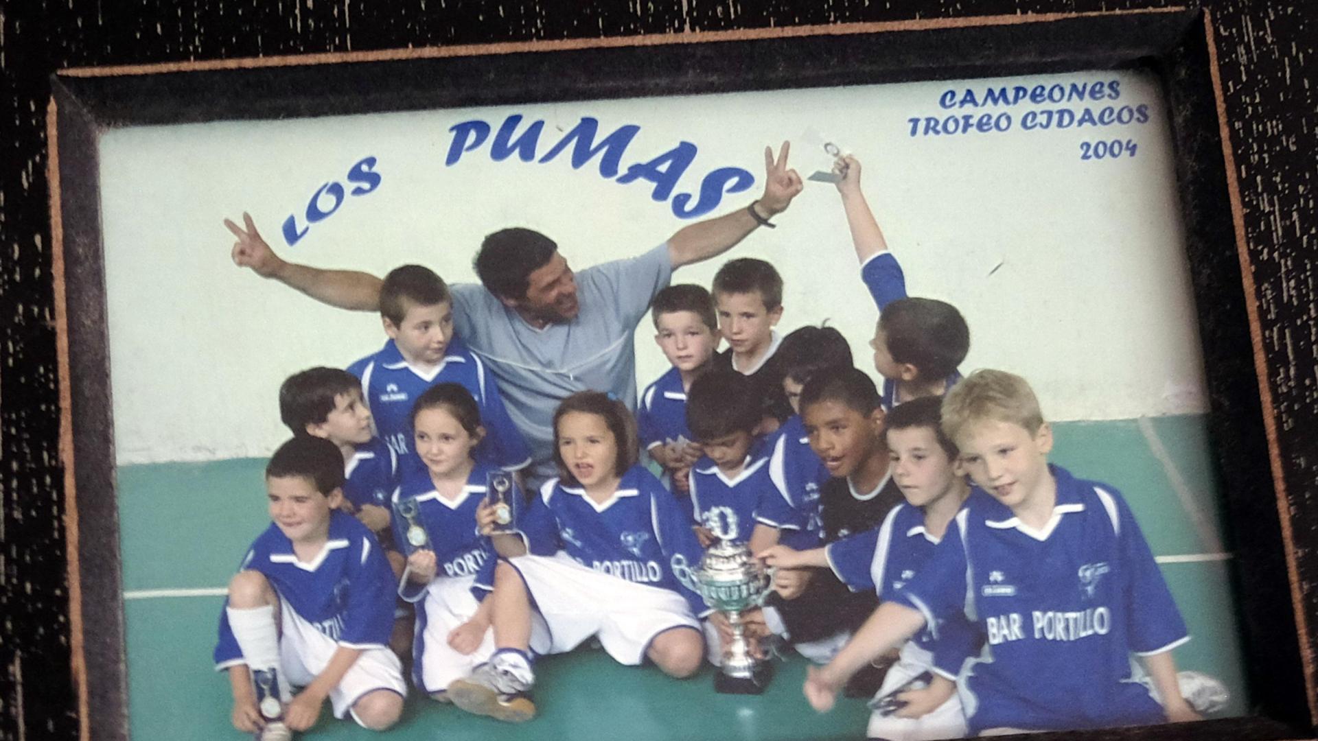 Carlos Ardanazaz celebra en 2004 el Trofeo Cidacos con el equipo que fundó