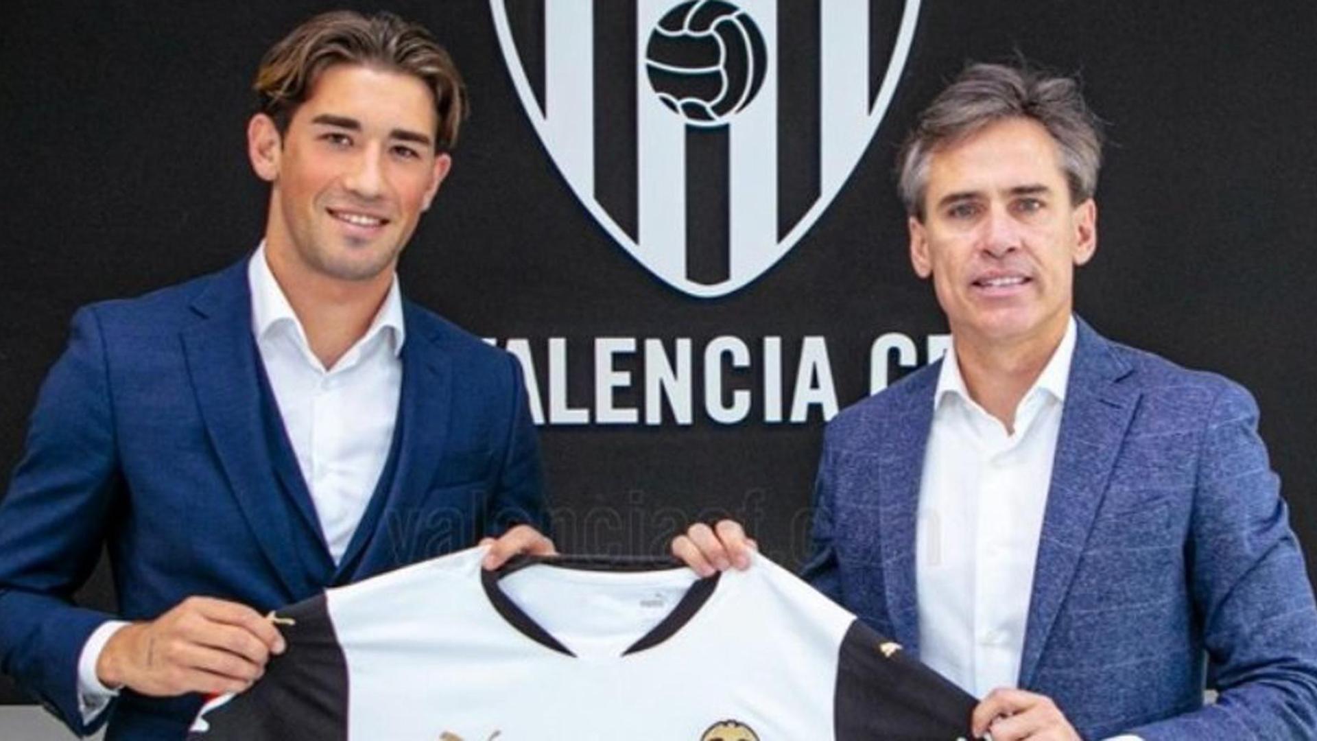 Jesús Vázquez, en el acto en el que se ha formalizado su renovación con el Valencia hasta 2016