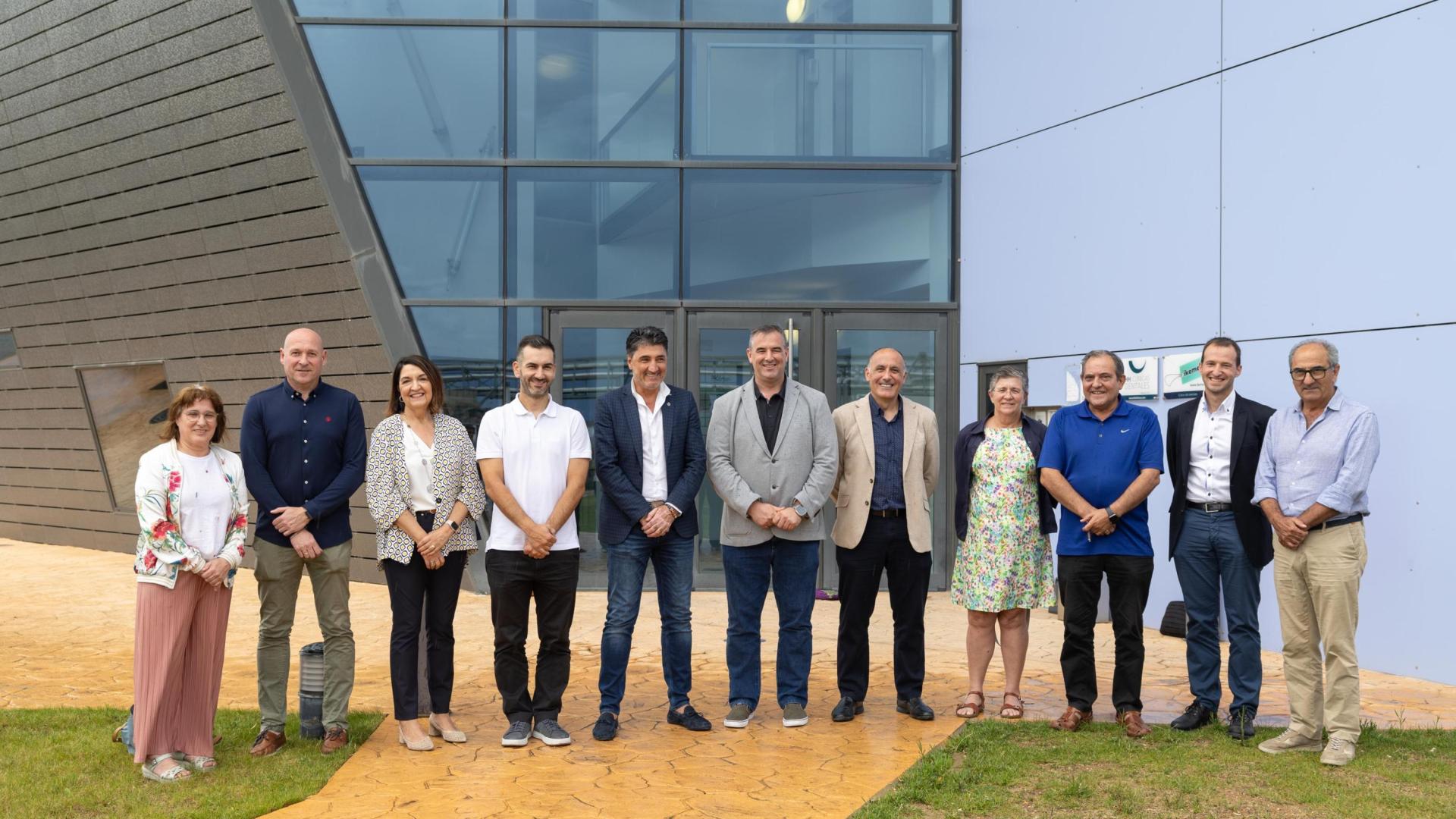 NUEVA JUNTA DE AER De izda. a dcha.: Consuelo Urmeneta Resa, Vicente Cordón Díez, Dolores Garijo Pérez, David García Osta, Domingo Sánchez Arteaga, Rafael Loscos Sanz (presidente), Jesús Pérez Apesteguía, Teresa Osés Turrillas, Mario Sánchez Castro, David Navarro Lorente, y Francisco Urzaiz Sevilla