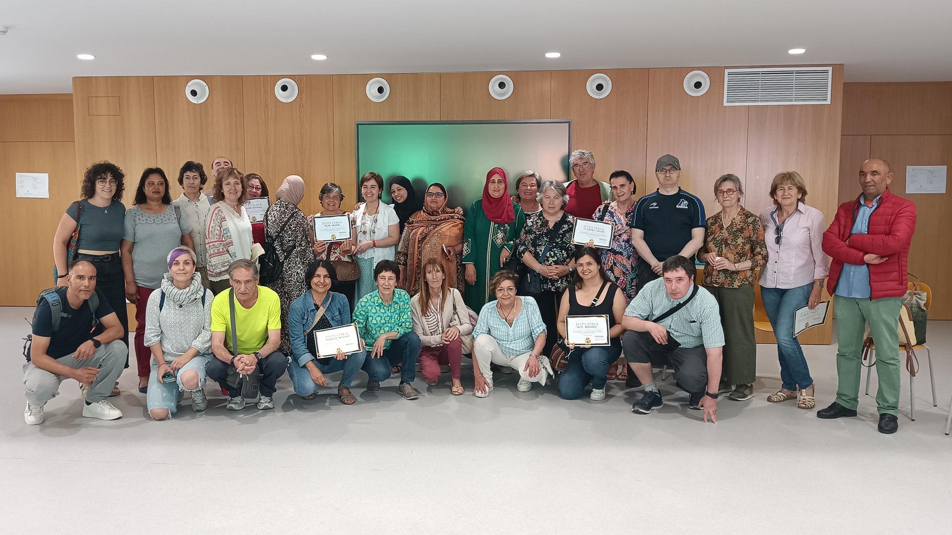 Alumnado del ceba, profesorado y personal voluntario en el acto de clausura