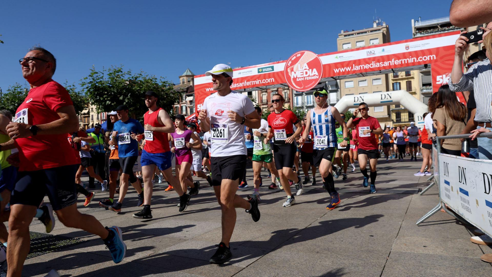 La salida de la media maratón, mañana sábado 22 a las 18.10 horas, será la primera del programa deportivo de La Media San Fermín