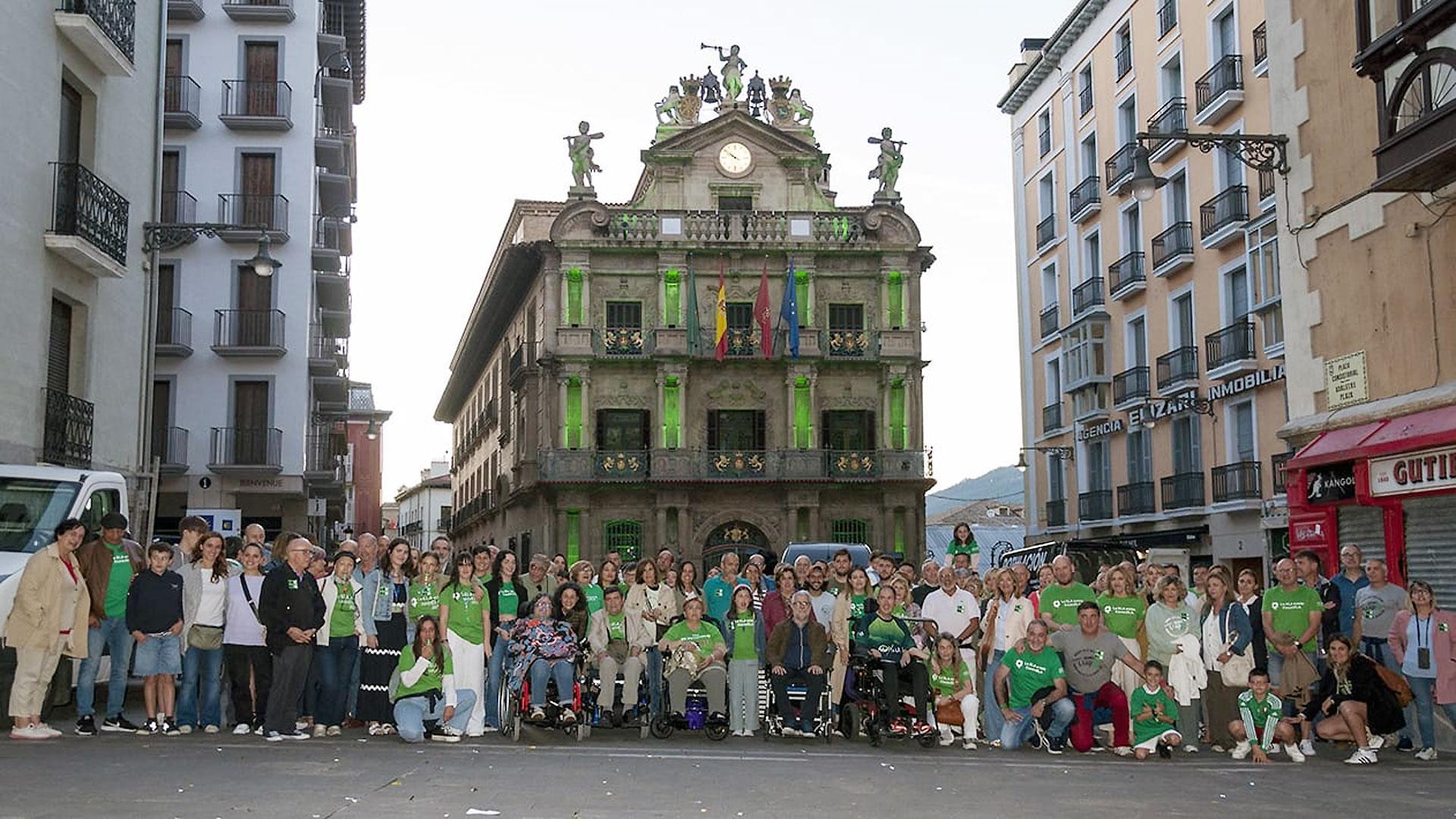 Foto de familia en la plaza Consistorial de Pamplona con motivo del Día Mundial de la ELA