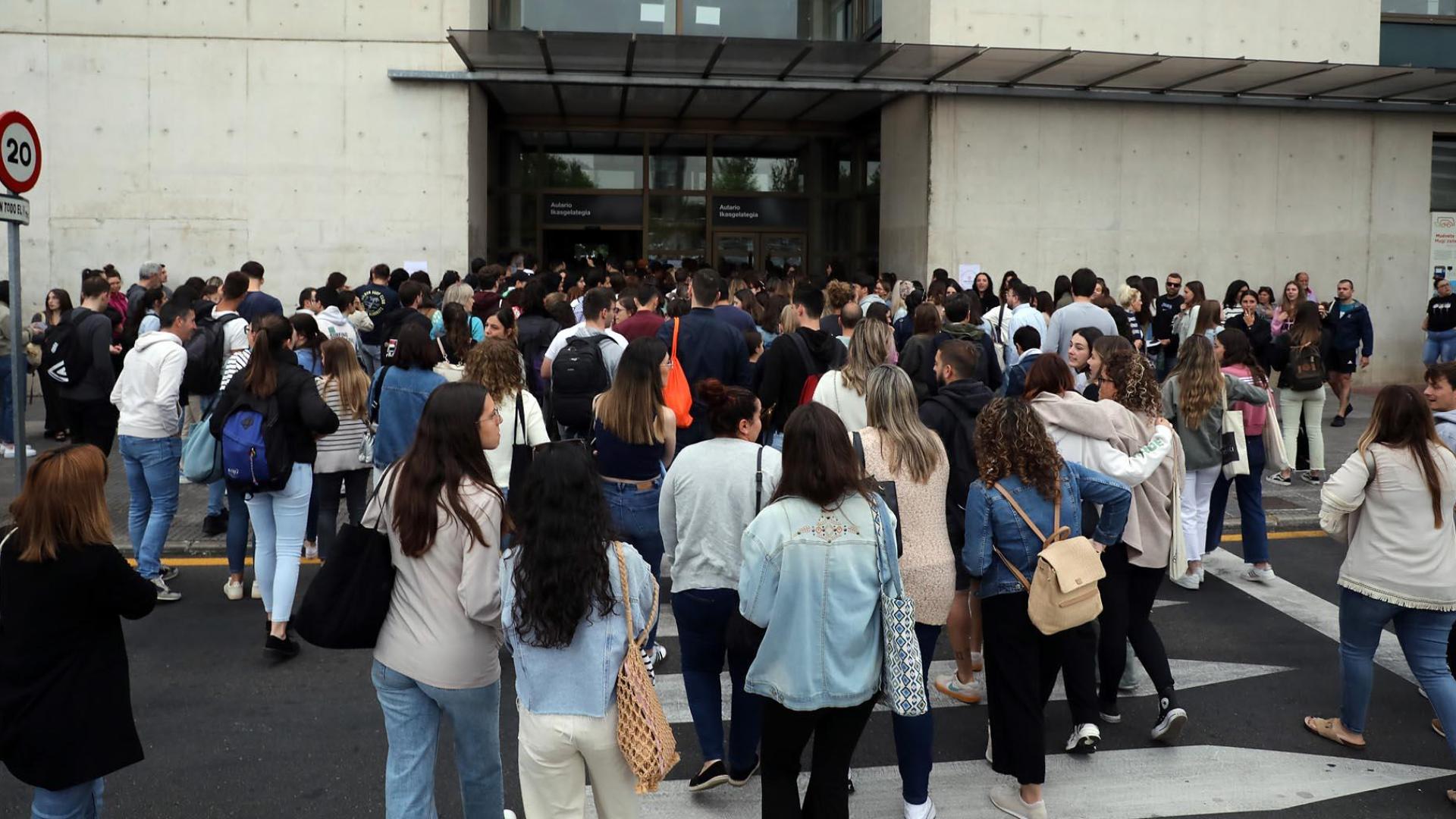 El campus de la Universidad Pública de Navarra en Pamplona acoge este fin de semana las pruebas de la OPE de maestros.