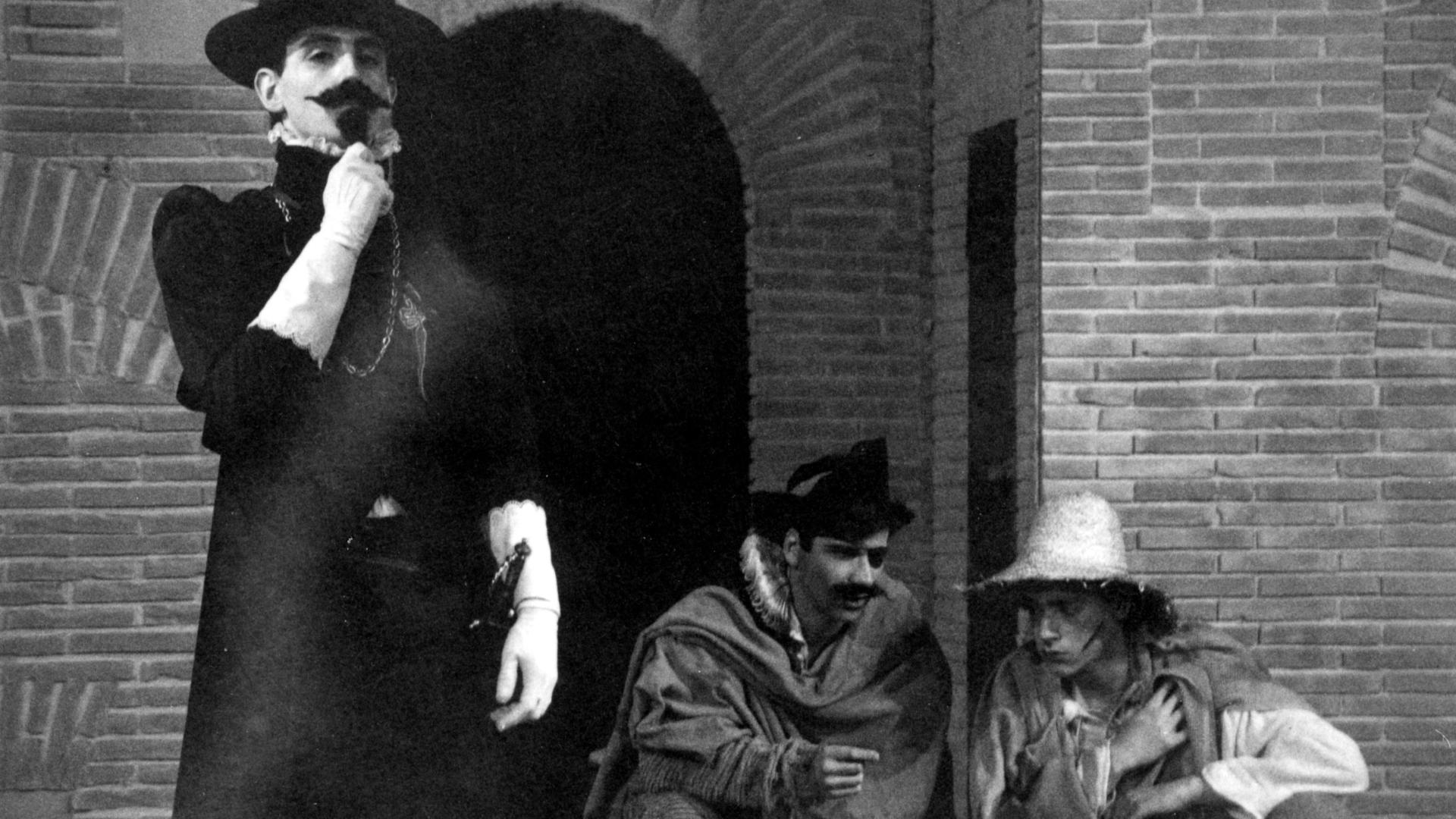 ACTOR EN EL TALLER DE TEATRO NAVARRO VILLOSLADA. Alfredo Sanzol (izq.), caracterizado como el caballero don Enrique durante la representación de la obra Alesio, una comedia de tiempos pasados, que se llevó a escena en 1990 bajo la dirección de Ignacio Aranguren.