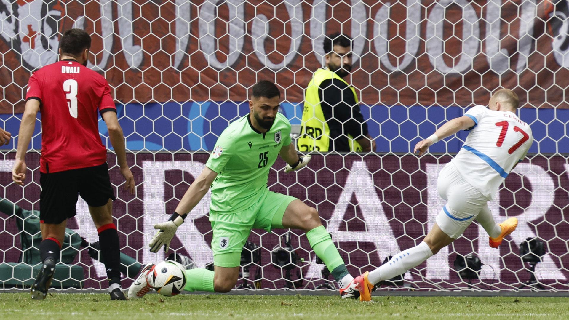 Una de las ocho paradas realizadas por el portero de Geogria, Giorgio Mamardashvili, en el partido ante la República Checa en la Eurocopa 2024