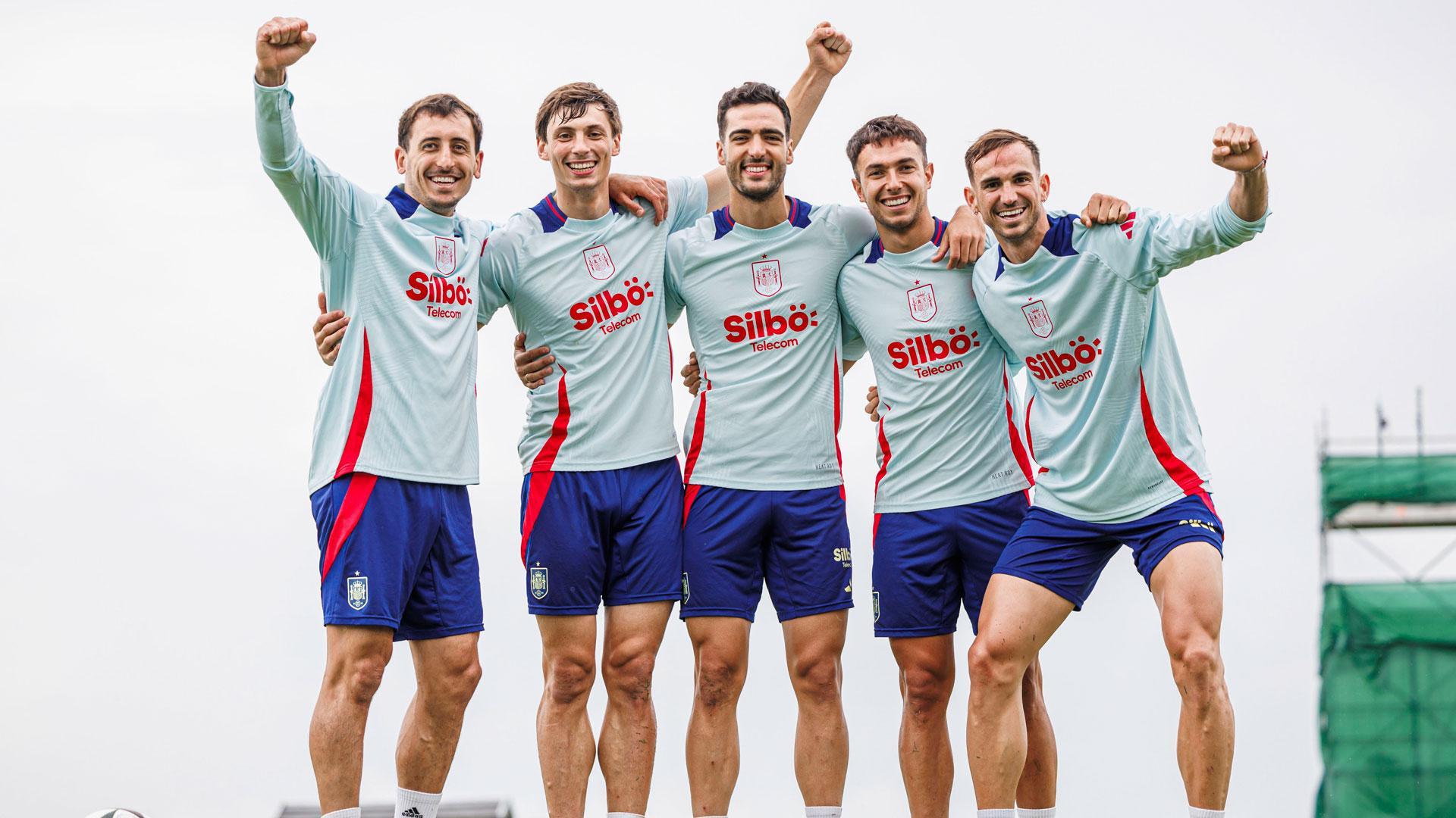 Varios jugadores españoles celebran algún ejercicio durante el entrenamiento de la selección de España este sábado
