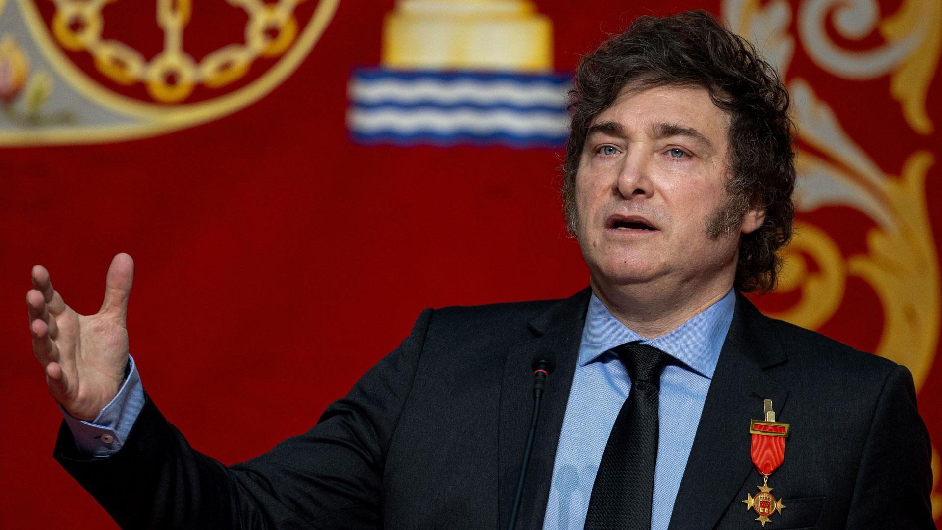 El presidente de Argentina, Javier Milei, durante el acto en el que la presidenta madrileña, Isabel Díaz Ayuso, le entrega la Medalla Internacional de la Comunidad de Madrid